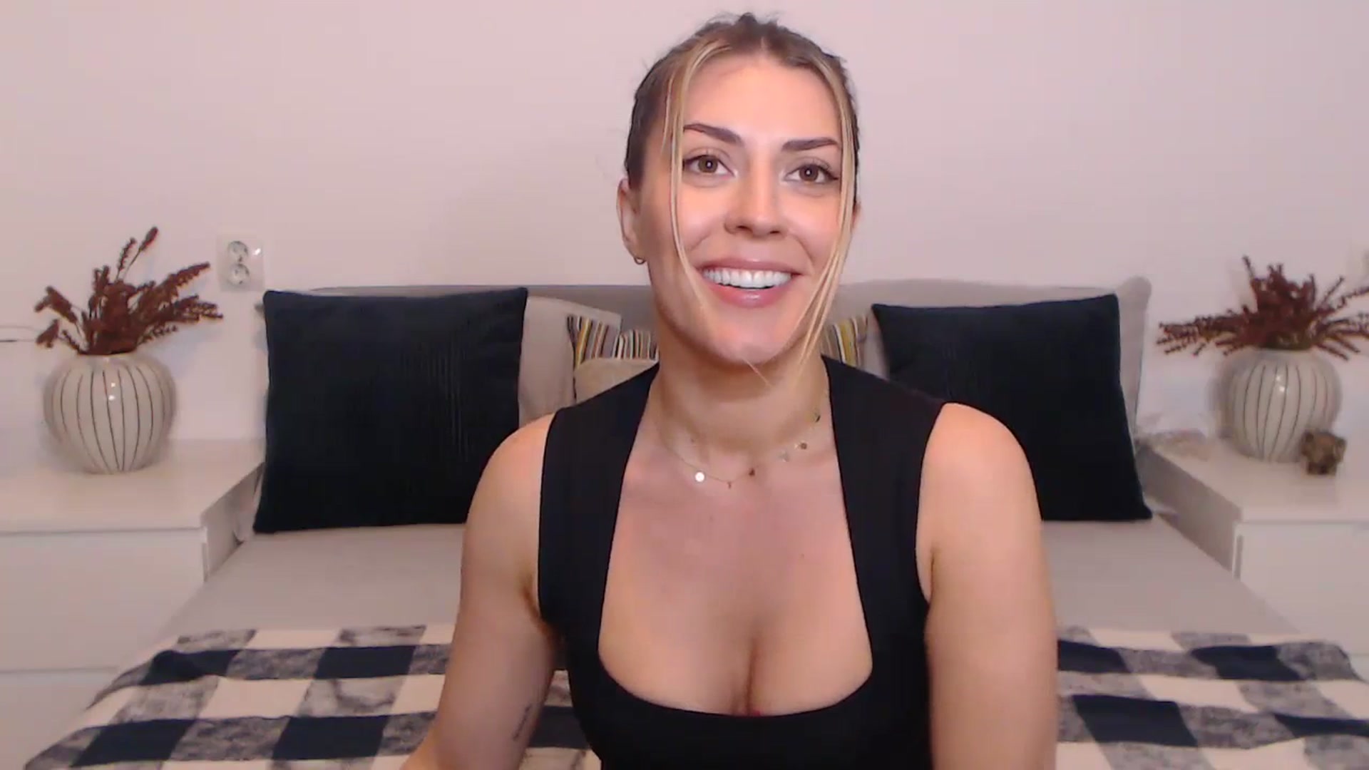 Gallery image thumbnail from BlueStocking's myfreecams stream on, 10/20/2023, 15:43 image 7 of 20