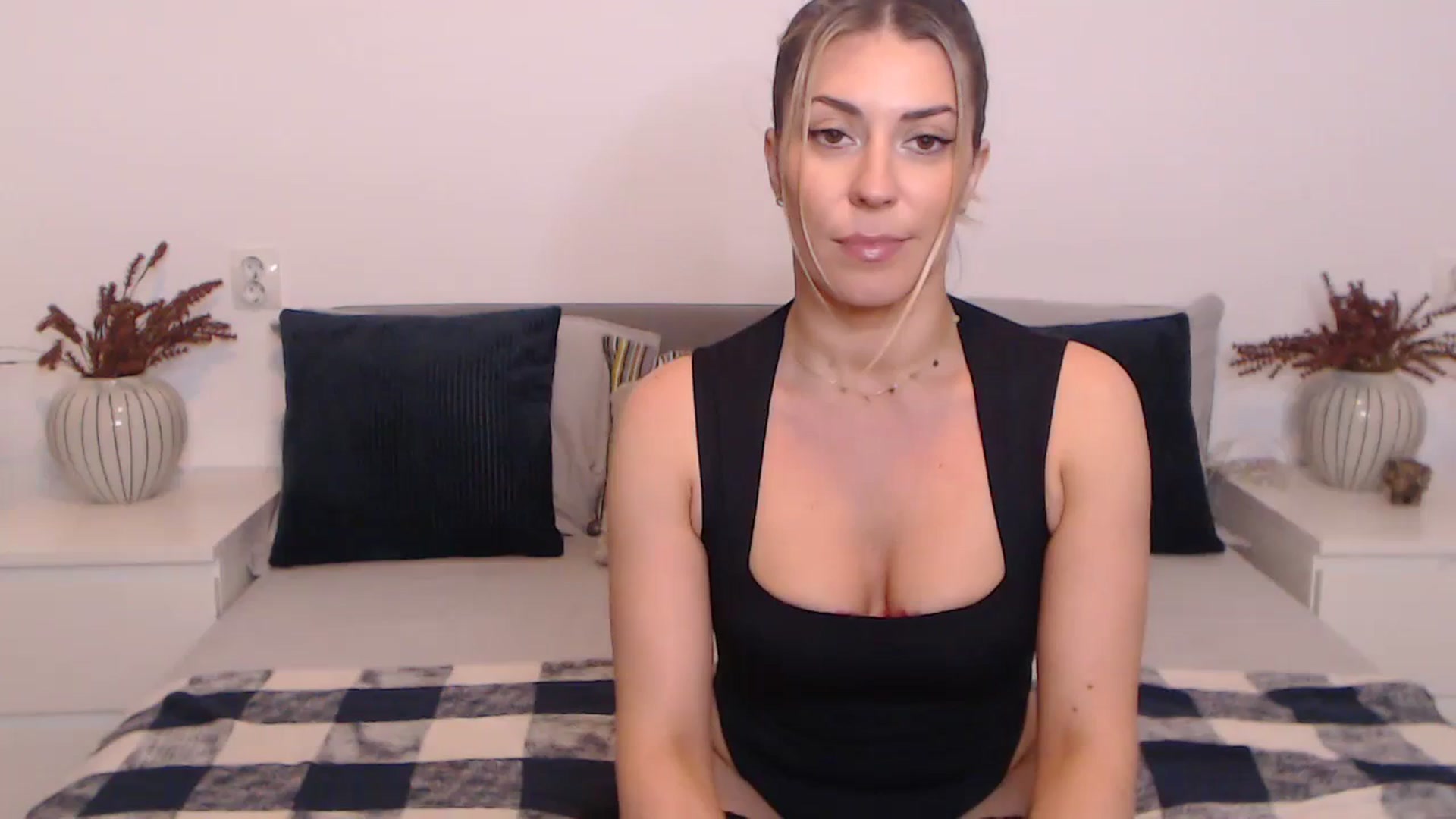 Gallery image thumbnail from BlueStocking's myfreecams stream on, 10/20/2023, 15:43 image 1 of 20