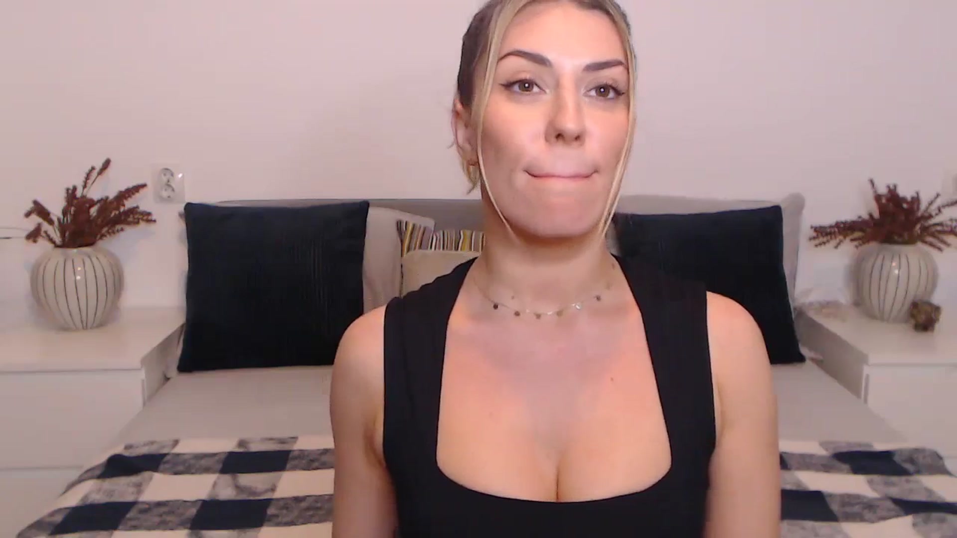 Gallery image thumbnail from BlueStocking's myfreecams stream on, 10/20/2023, 15:43 image 18 of 20