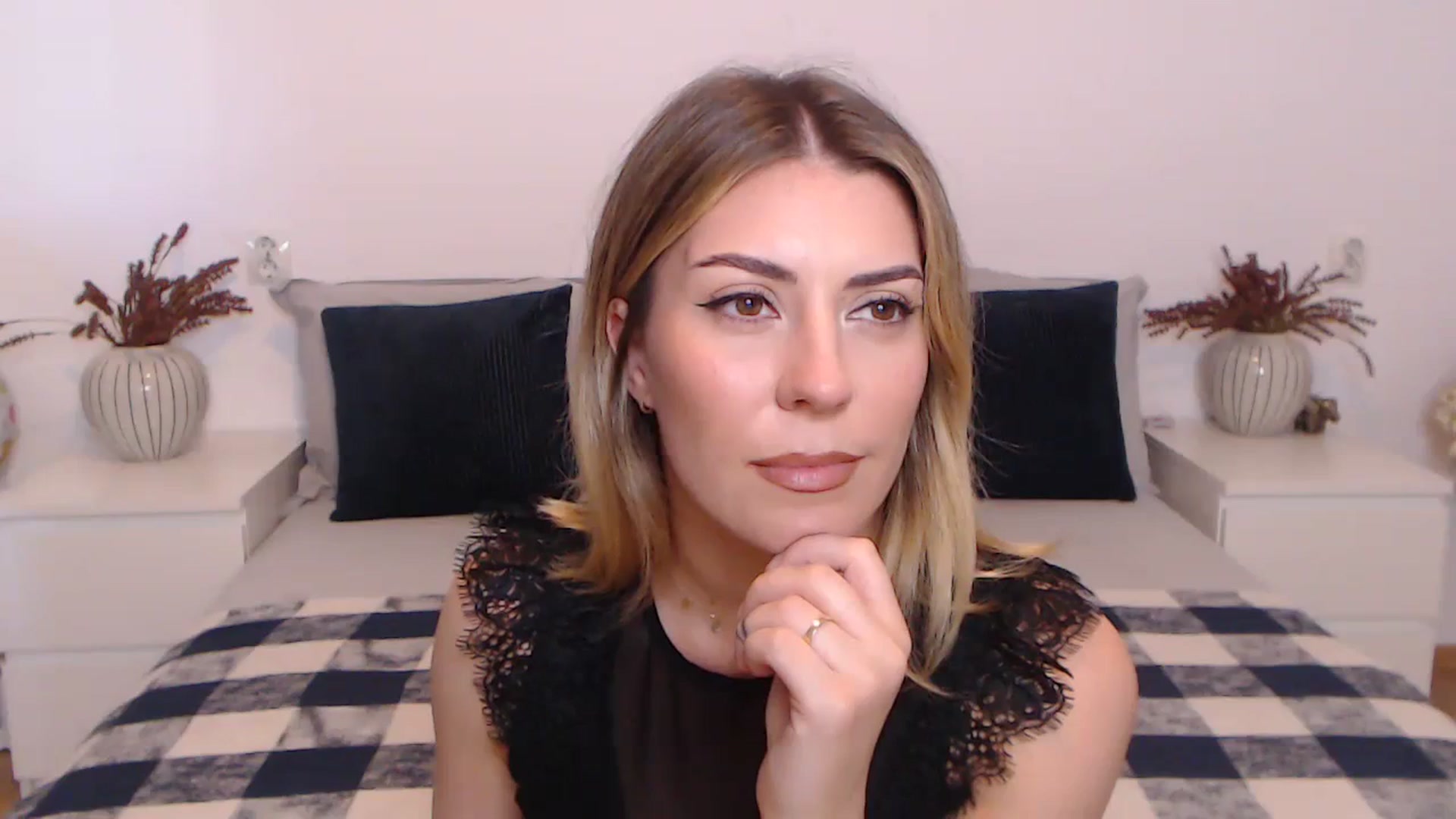 Gallery image thumbnail from BlueStocking's myfreecams stream on, 10/21/2023, 13:14 image 11 of 20