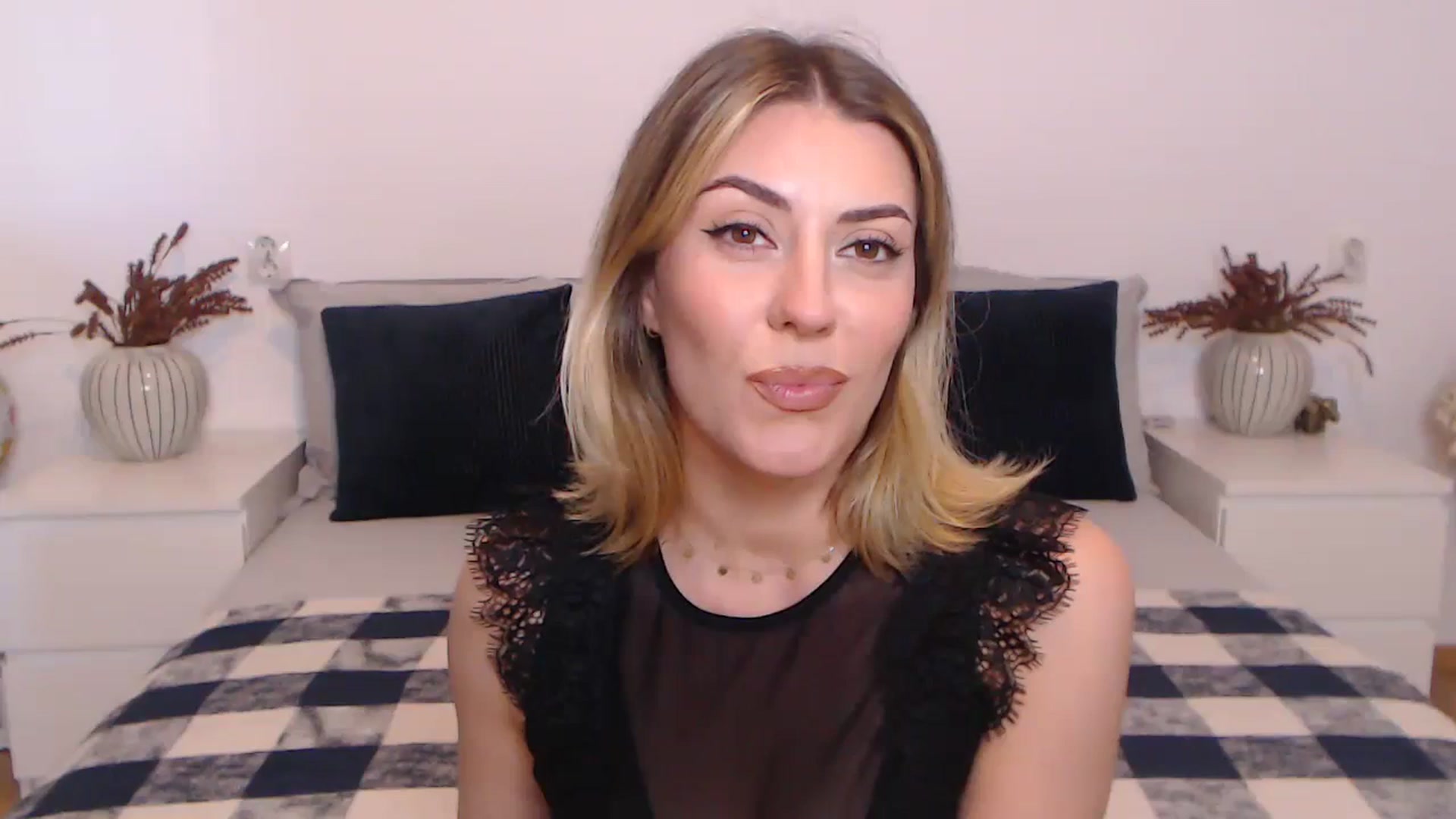 Gallery image thumbnail from BlueStocking's myfreecams stream on, 10/21/2023, 13:14 image 13 of 20
