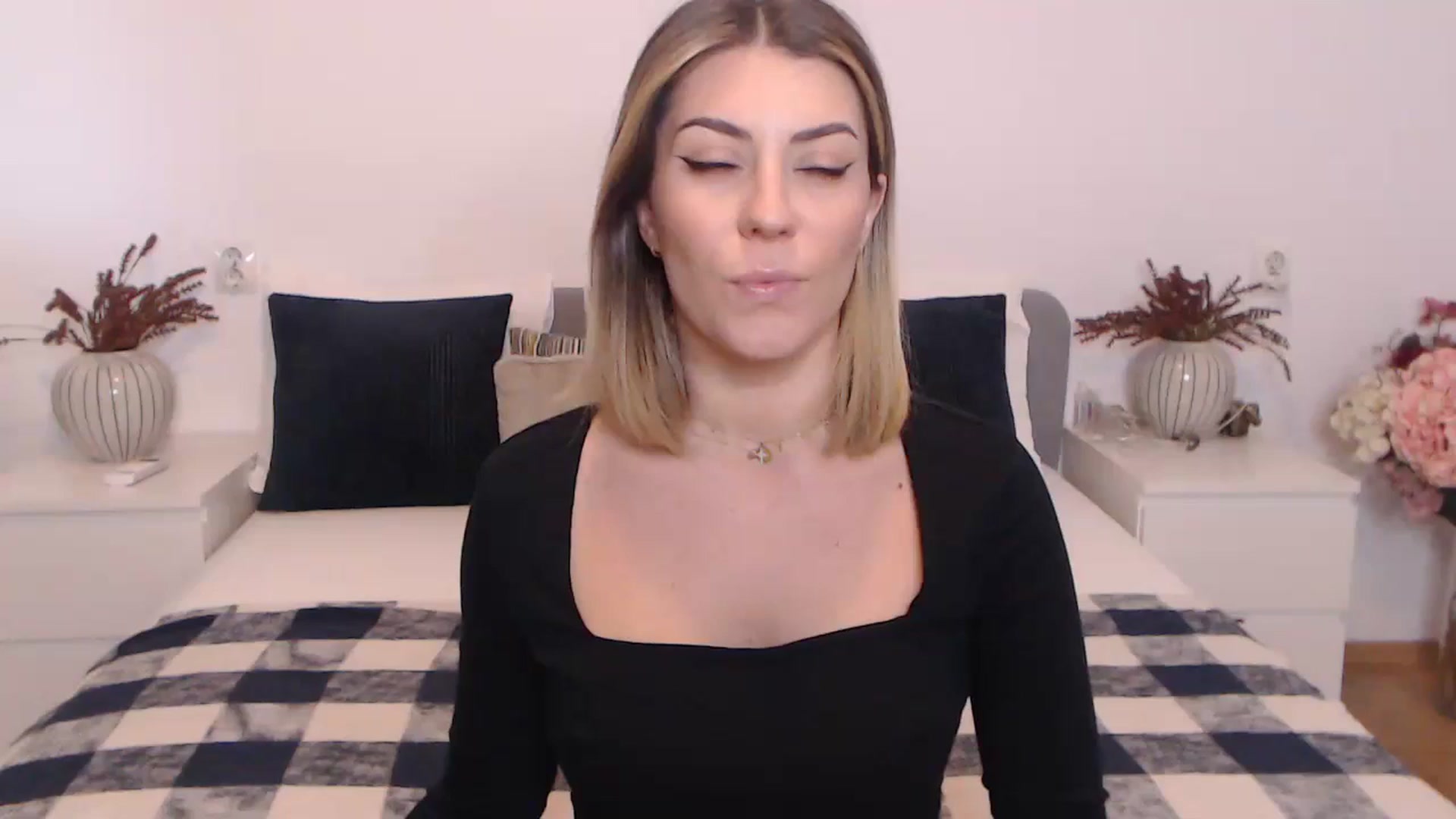 Gallery image thumbnail from BlueStocking's myfreecams stream on, 10/23/2023, 10:52 image 1 of 20