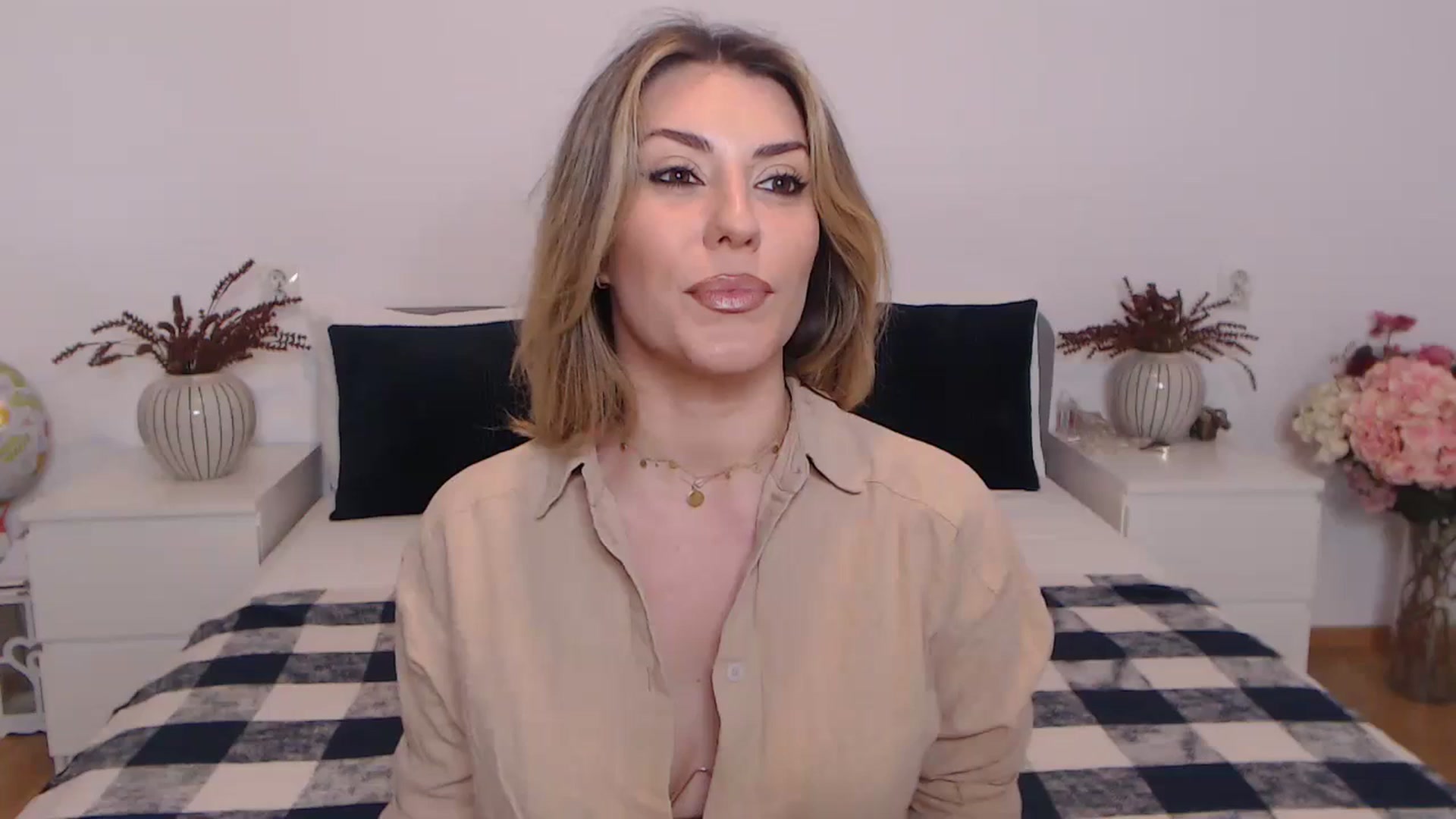 Gallery image thumbnail from BlueStocking's myfreecams stream on, 10/24/2023, 14:43 image 7 of 20
