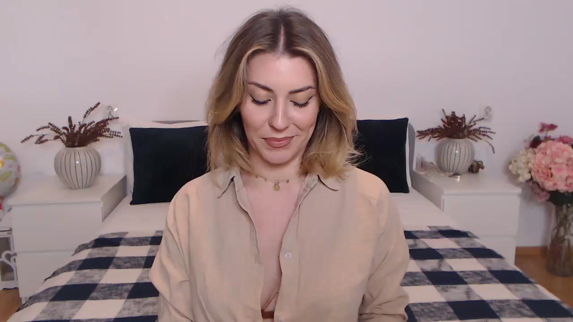 Gallery image thumbnail from BlueStocking's myfreecams stream on, 10/24/2023, 14:43 image 6 of 20