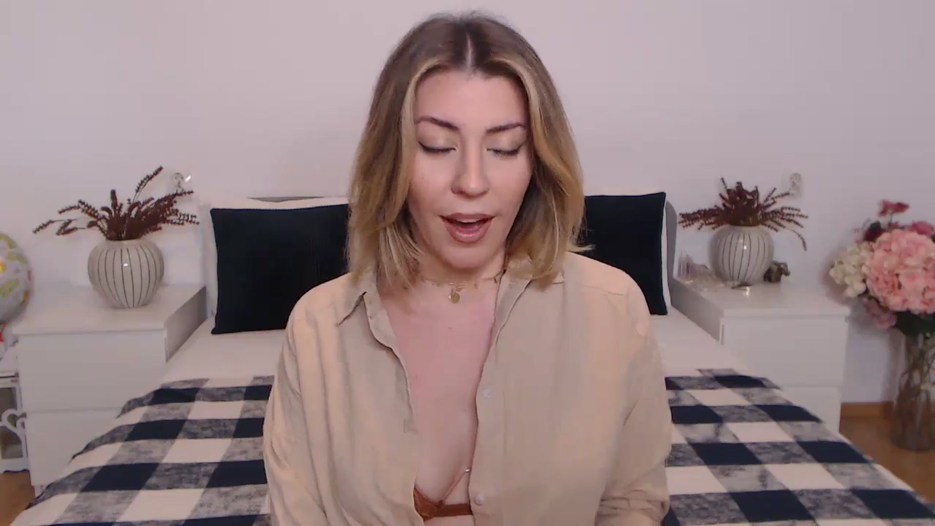Gallery image thumbnail from BlueStocking's myfreecams stream on, 10/24/2023, 14:43 image 9 of 20