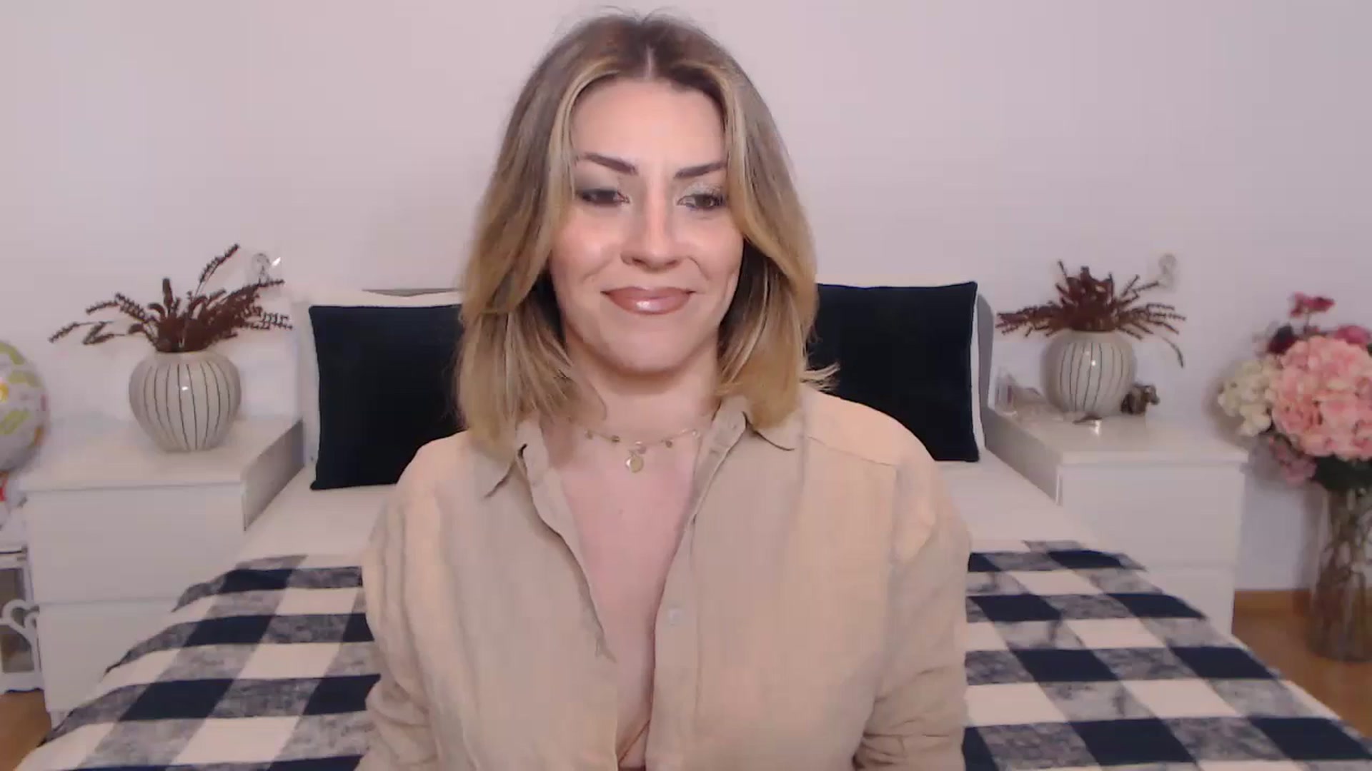 Gallery image thumbnail from BlueStocking's myfreecams stream on, 10/24/2023, 14:43 image 8 of 20