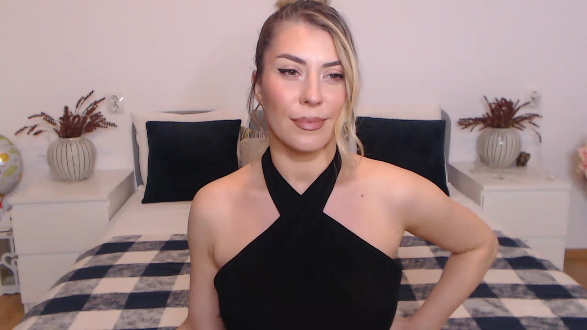 Gallery image thumbnail from BlueStocking's myfreecams stream on, 10/27/2023, 18:07 image 7 of 20