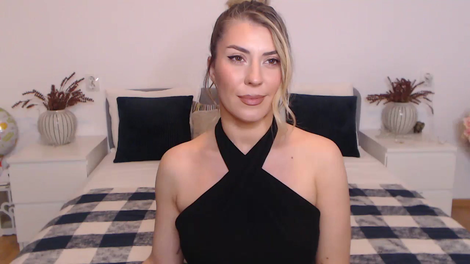 Gallery image thumbnail from BlueStocking's myfreecams stream on, 10/27/2023, 18:07 image 8 of 20