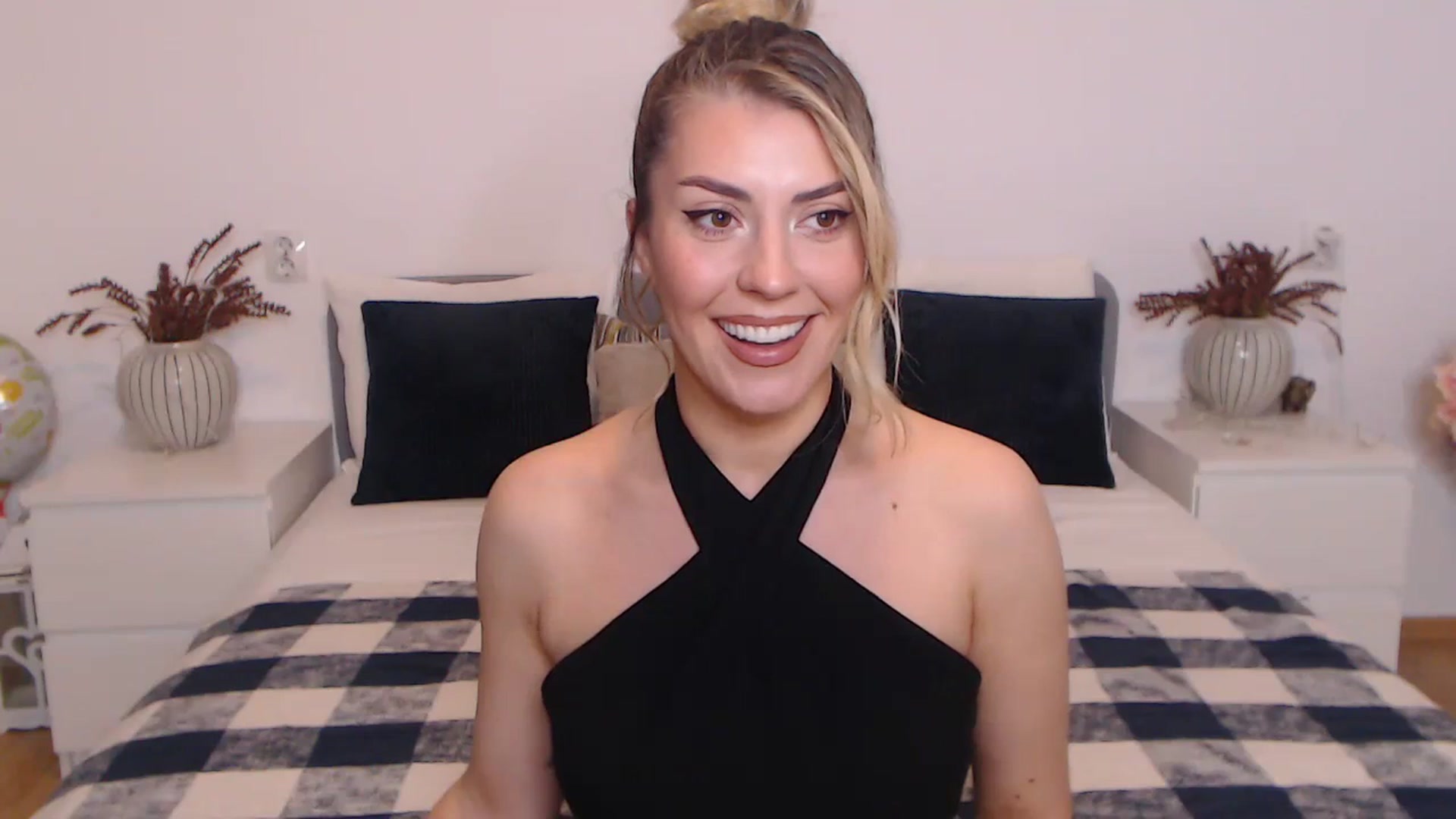 Gallery image thumbnail from BlueStocking's myfreecams stream on, 10/27/2023, 18:07 image 10 of 20