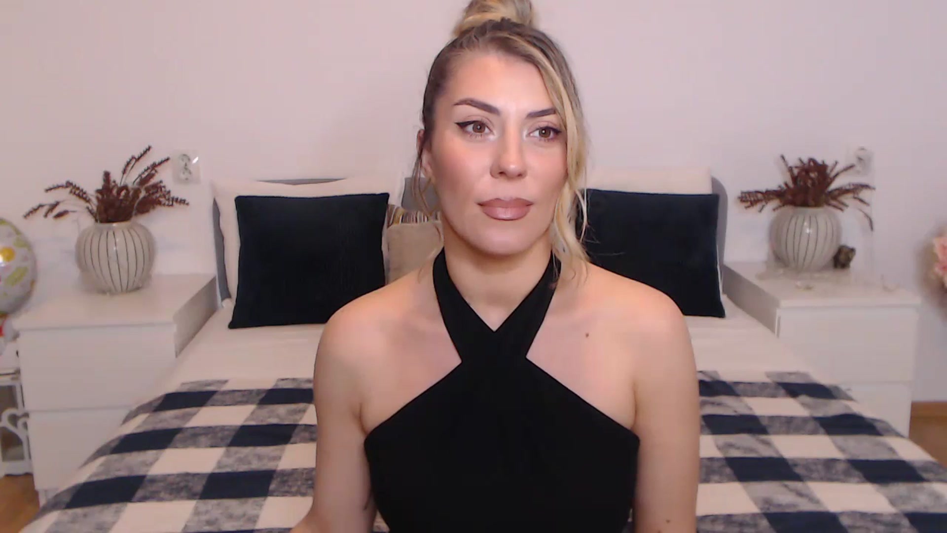 Gallery image thumbnail from BlueStocking's myfreecams stream on, 10/27/2023, 18:07 image 13 of 20