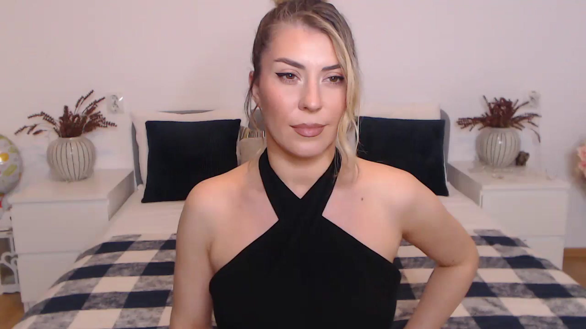 Gallery image thumbnail from BlueStocking's myfreecams stream on, 10/27/2023, 18:07 image 14 of 20