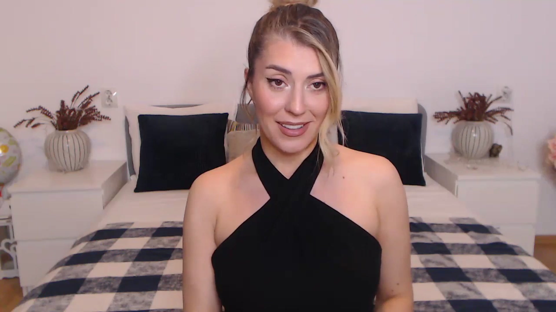 Gallery image thumbnail from BlueStocking's myfreecams stream on, 10/27/2023, 18:07 image 17 of 20