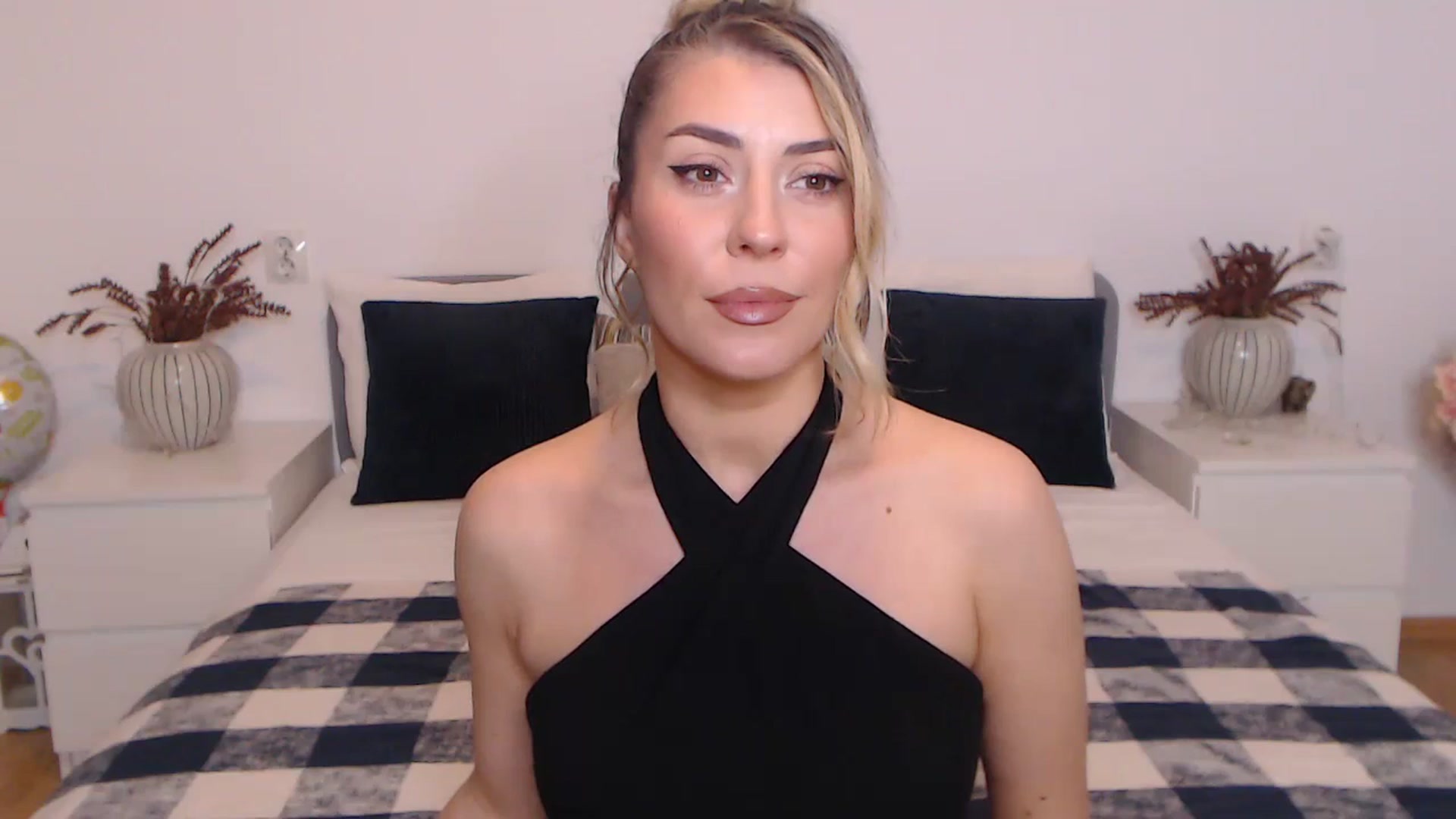 Gallery image thumbnail from BlueStocking's myfreecams stream on, 10/27/2023, 18:07 image 11 of 20