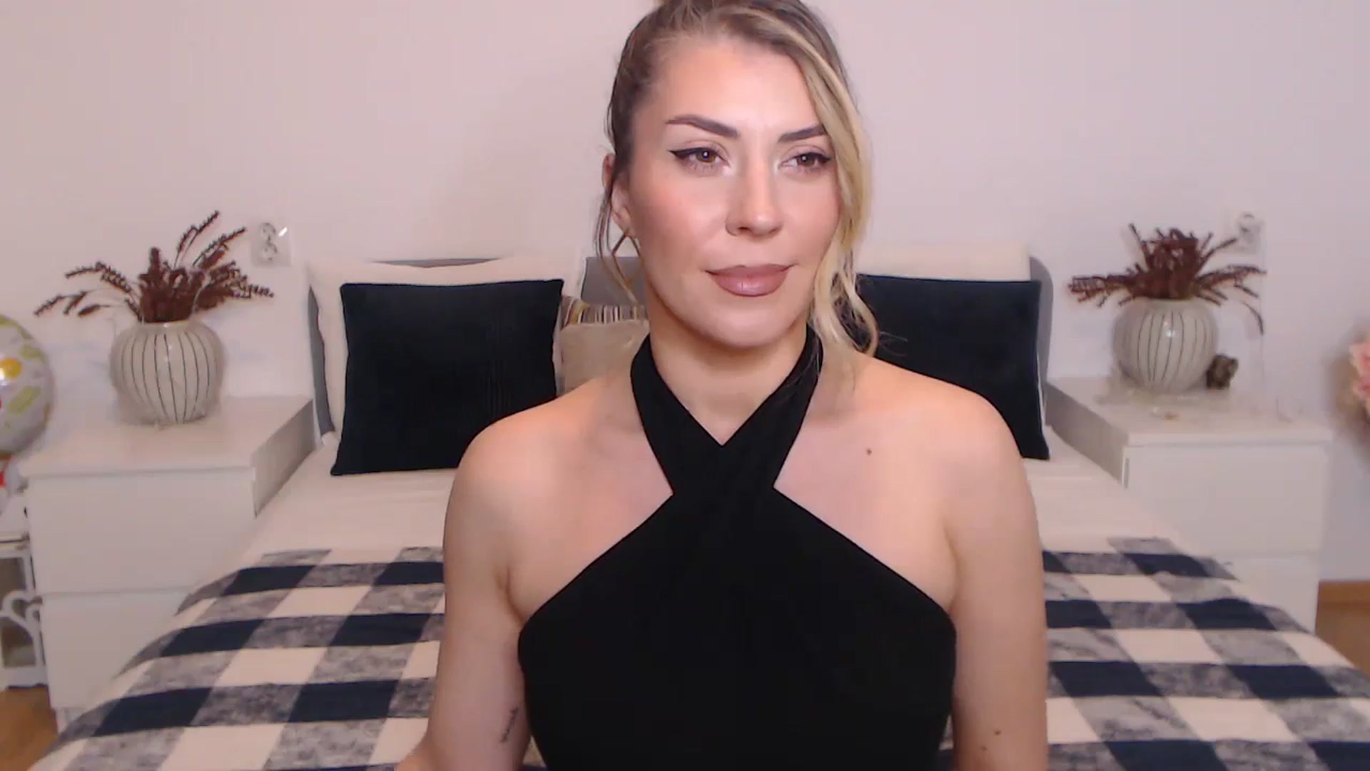Gallery image thumbnail from BlueStocking's myfreecams stream on, 10/27/2023, 18:07 image 4 of 20