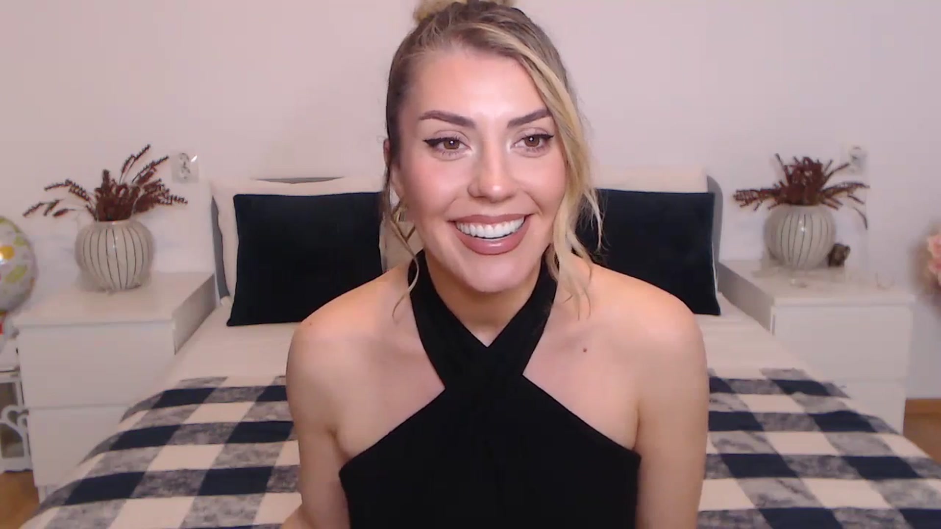 Gallery image thumbnail from BlueStocking's myfreecams stream on, 10/27/2023, 18:07 image 18 of 20