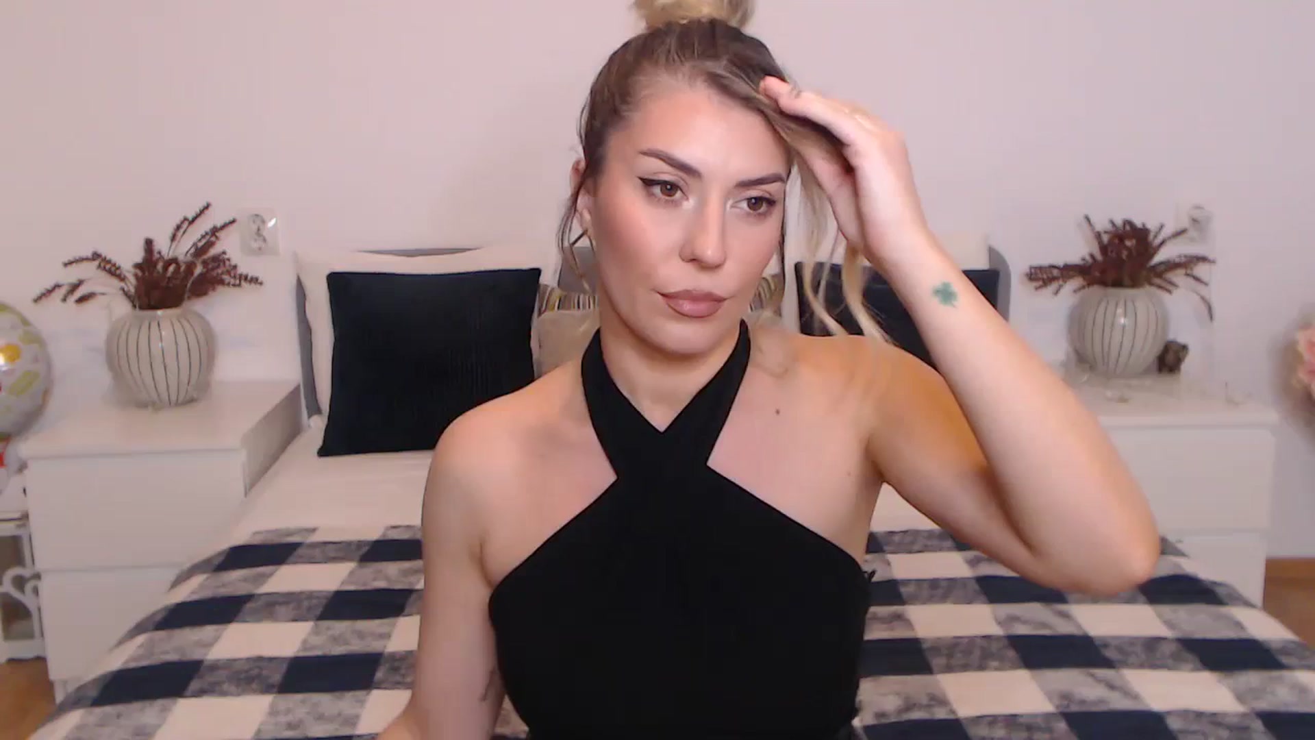 Gallery image thumbnail from BlueStocking's myfreecams stream on, 10/27/2023, 18:07 image 1 of 20