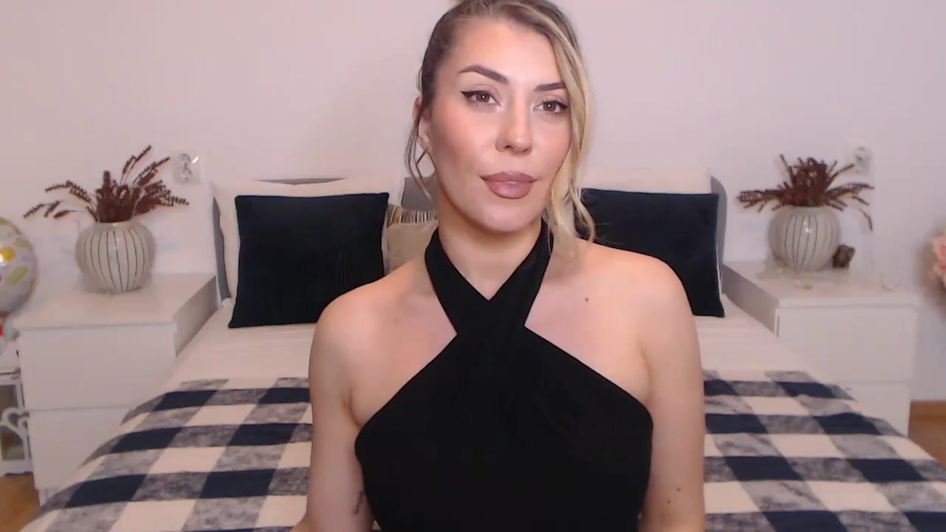 Gallery image thumbnail from BlueStocking's myfreecams stream on, 10/27/2023, 18:07 image 6 of 20