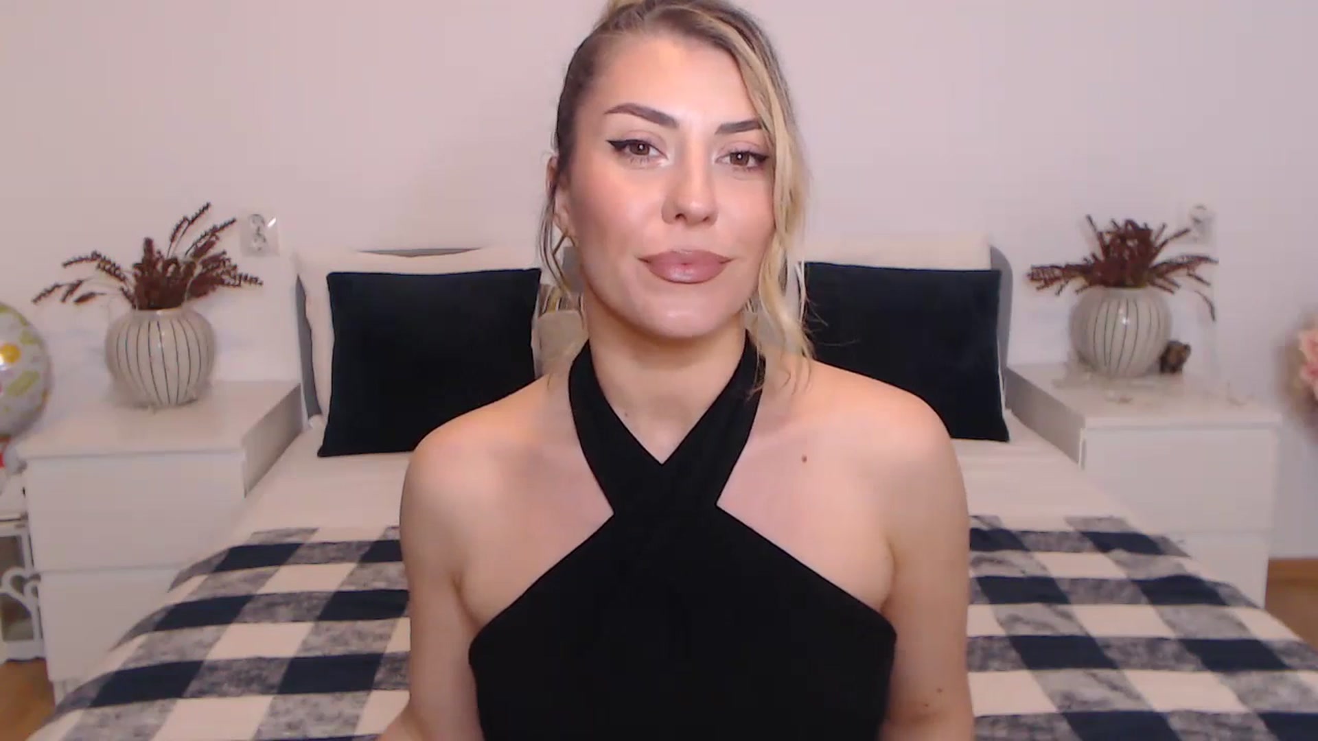Gallery image thumbnail from BlueStocking's myfreecams stream on, 10/27/2023, 18:07 image 16 of 20