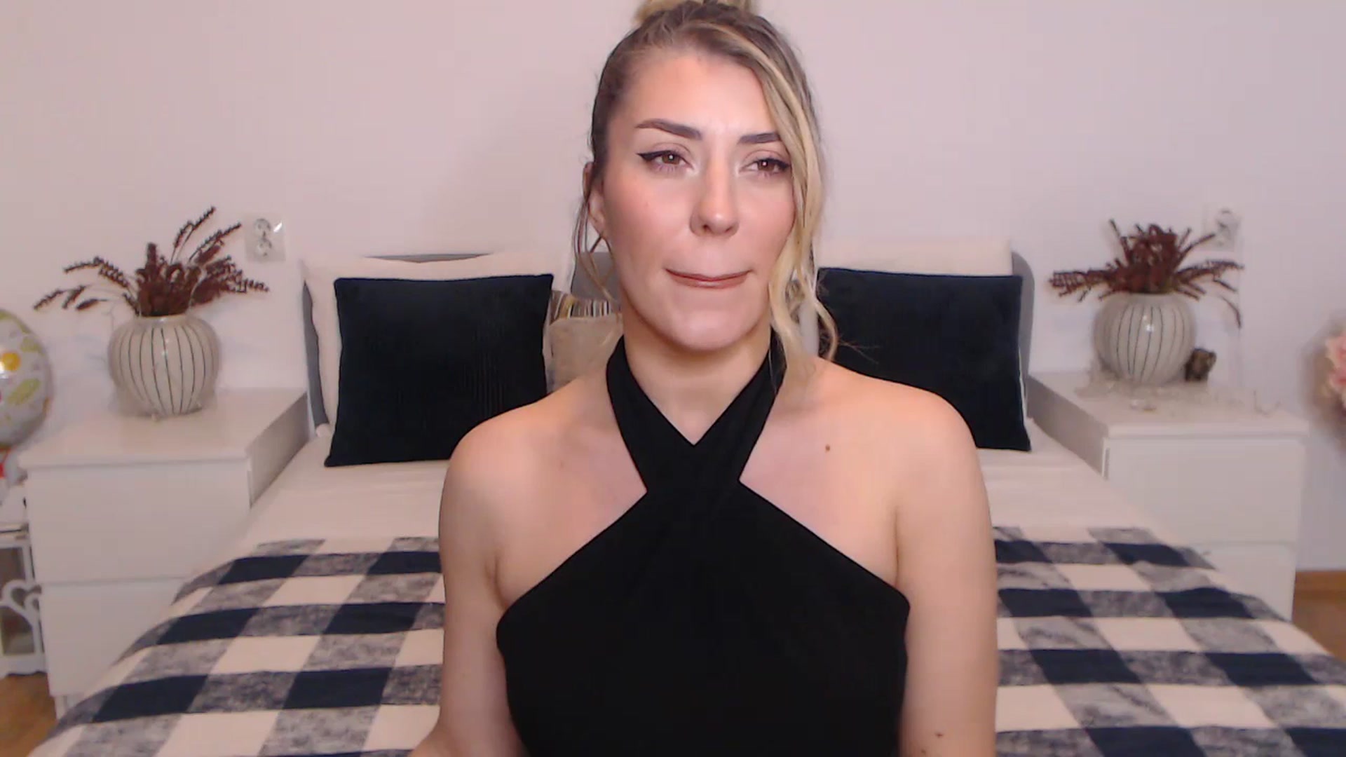 Gallery image thumbnail from BlueStocking's myfreecams stream on, 10/27/2023, 18:07 image 9 of 20