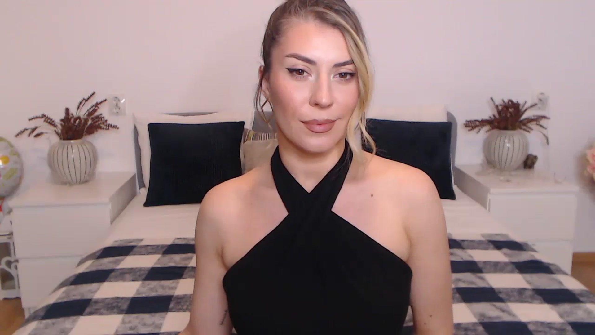 Gallery image thumbnail from BlueStocking's myfreecams stream on, 10/27/2023, 18:07 image 5 of 20