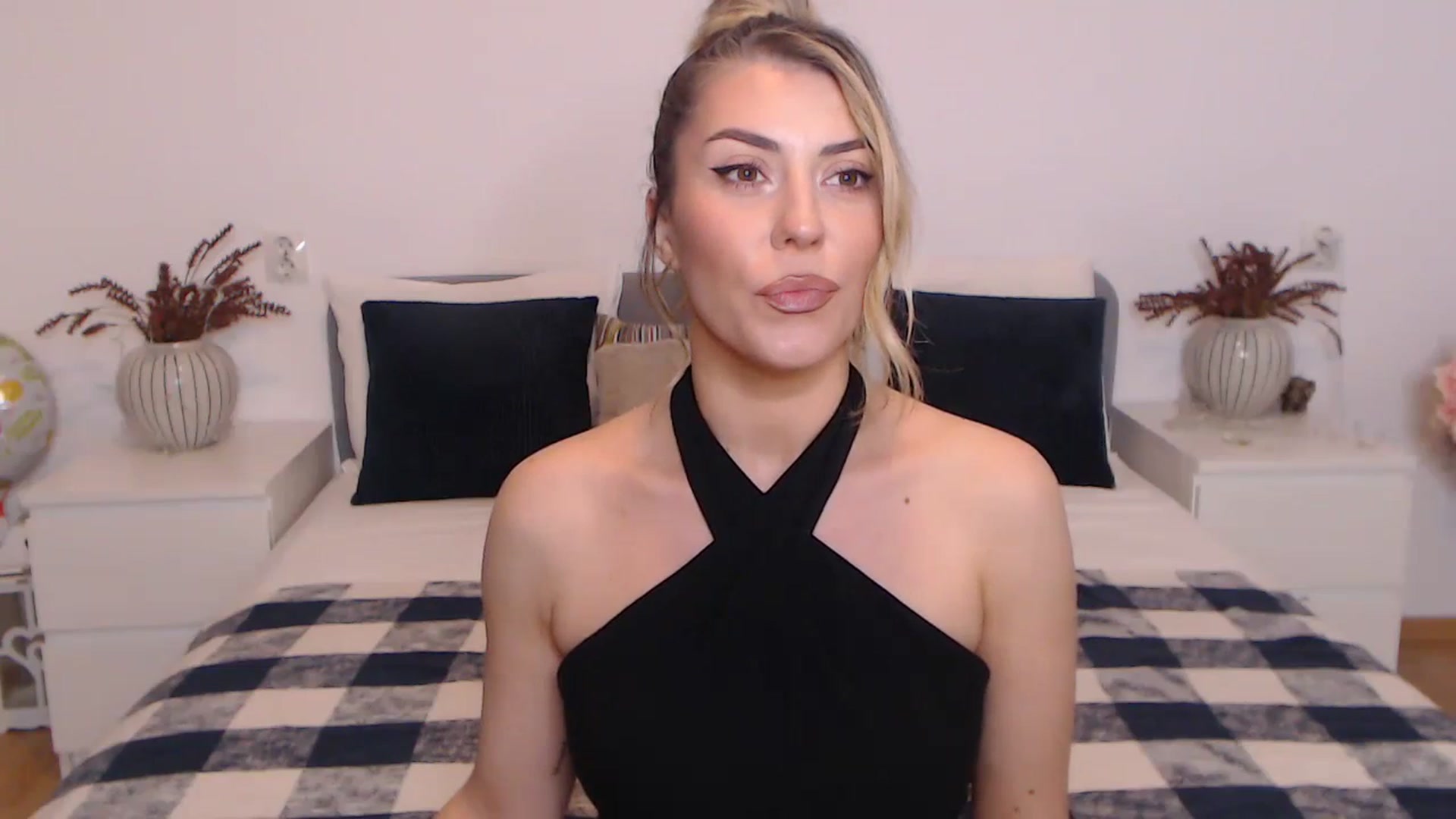 Gallery image thumbnail from BlueStocking's myfreecams stream on, 10/27/2023, 18:07 image 12 of 20
