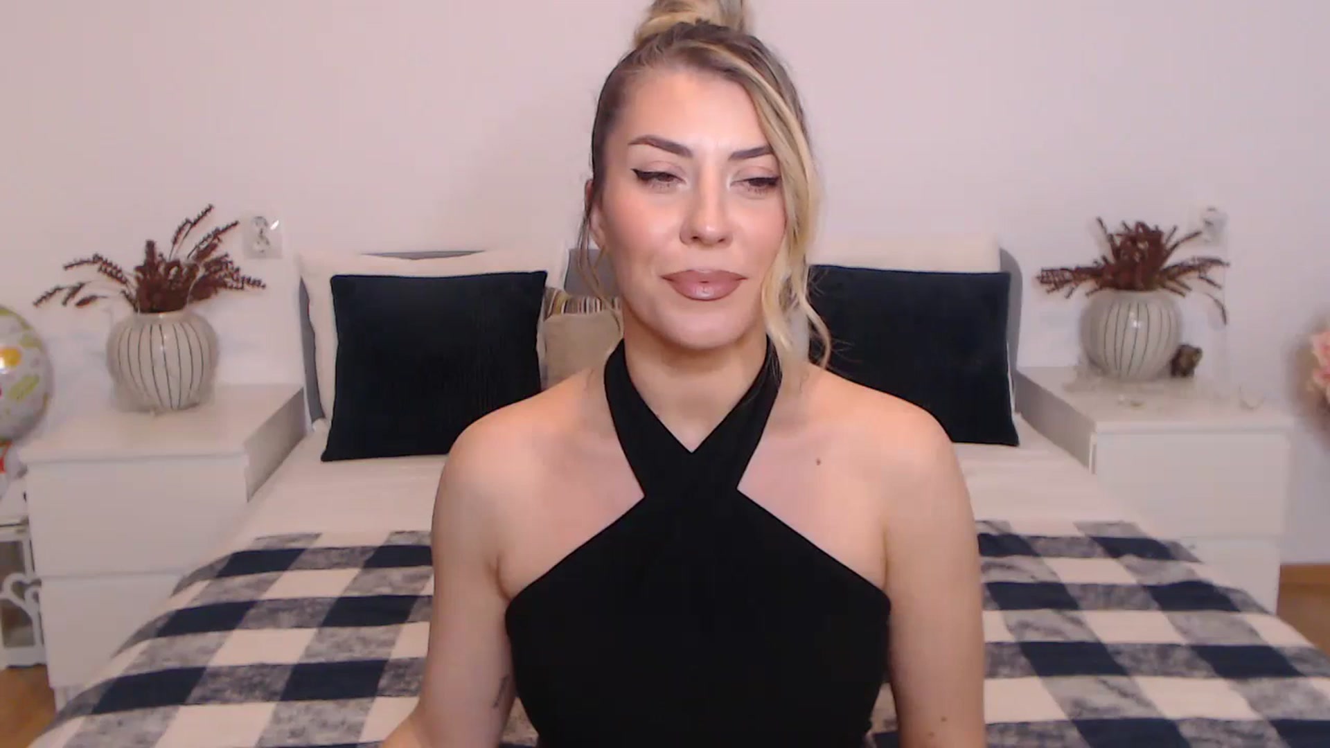 Gallery image thumbnail from BlueStocking's myfreecams stream on, 10/27/2023, 18:07 image 2 of 20