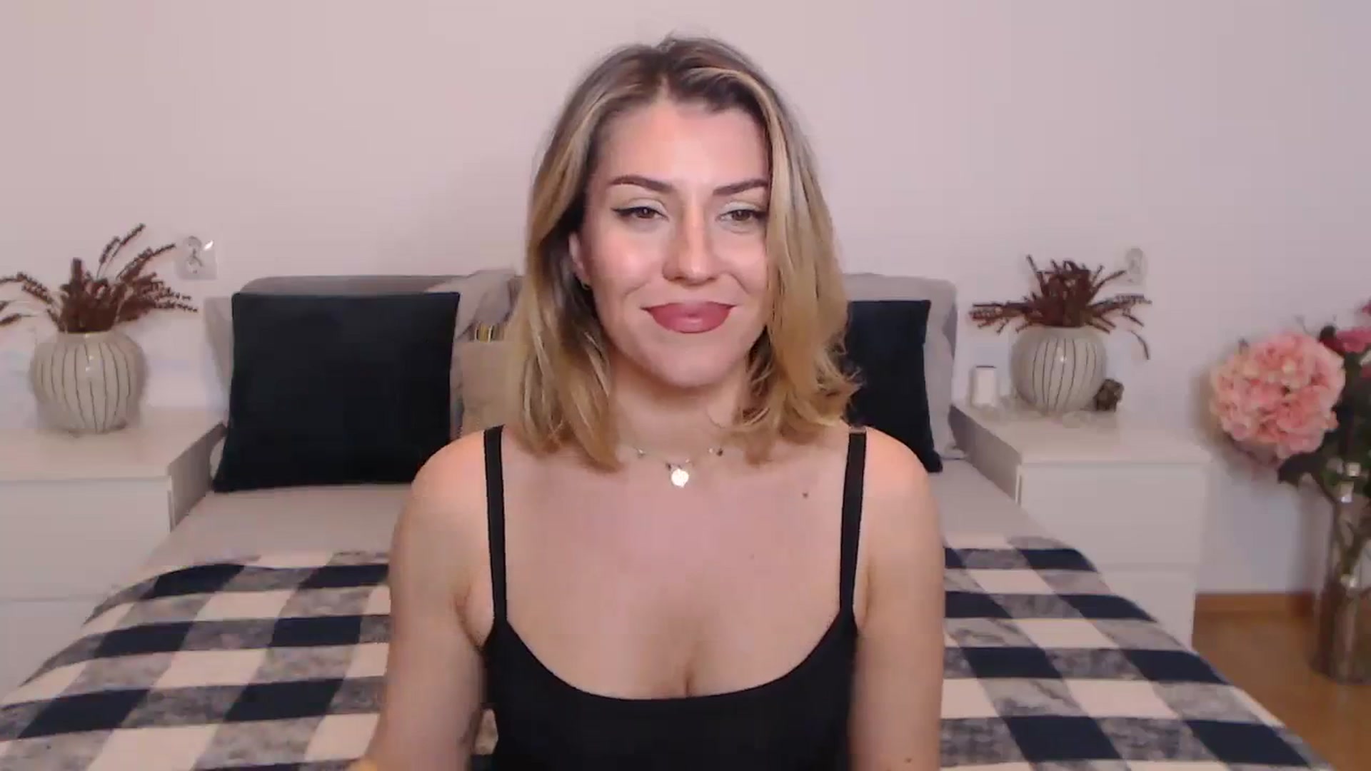 Gallery image thumbnail from BlueStocking's myfreecams stream on, 10/29/2023, 18:55 image 18 of 20
