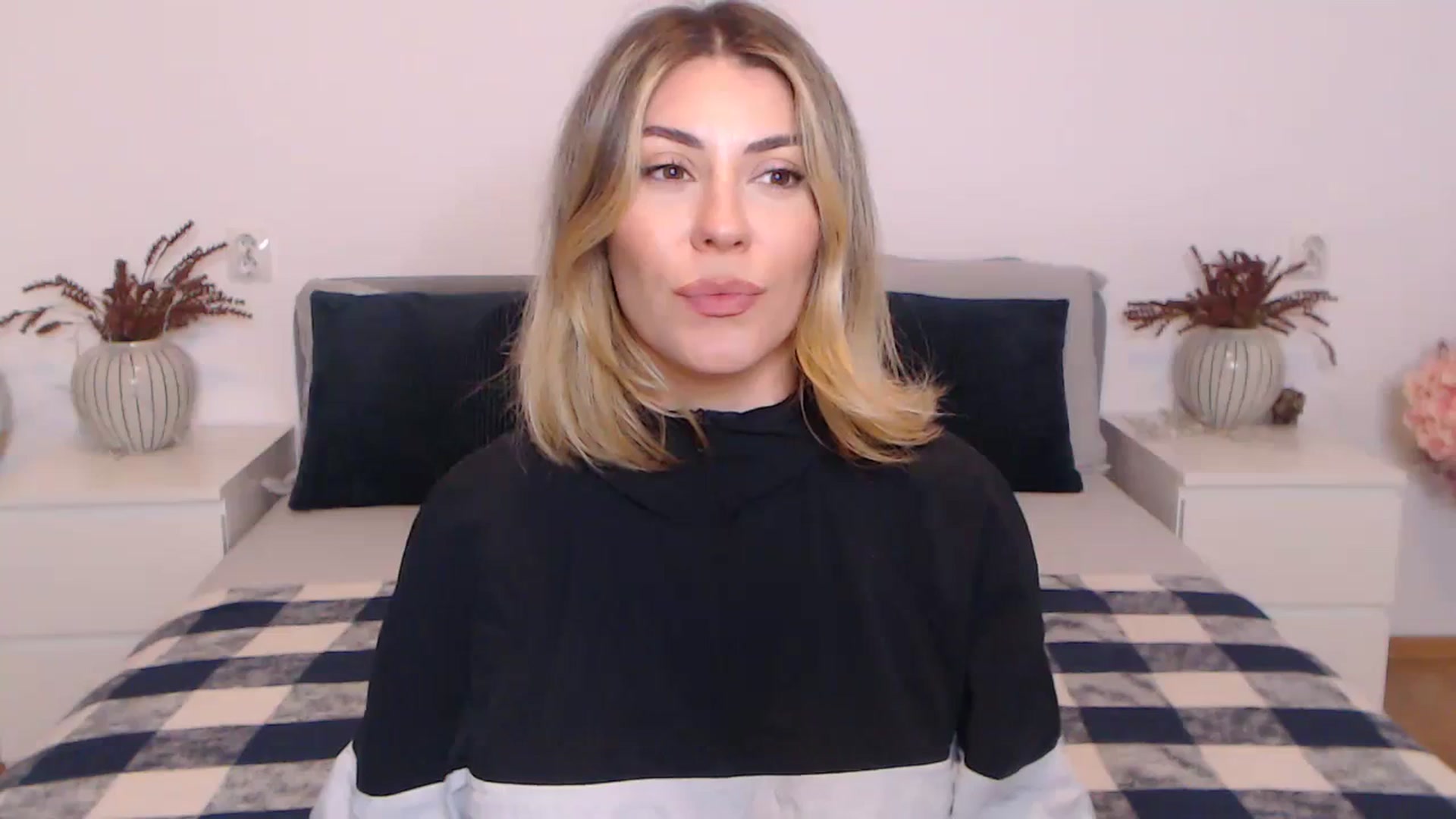 Gallery image thumbnail from BlueStocking's myfreecams stream on, 10/30/2023, 17:52 image 12 of 20