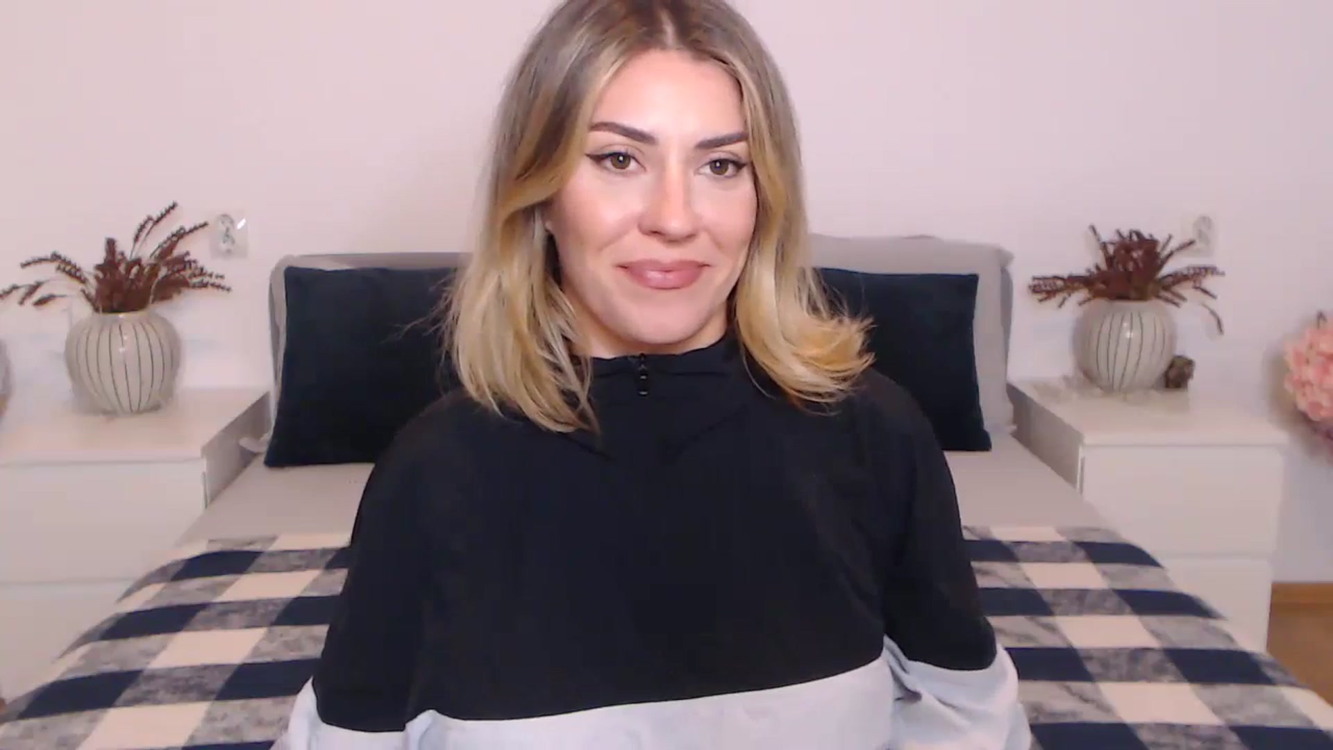 Gallery image thumbnail from BlueStocking's myfreecams stream on, 10/30/2023, 17:52 image 9 of 20