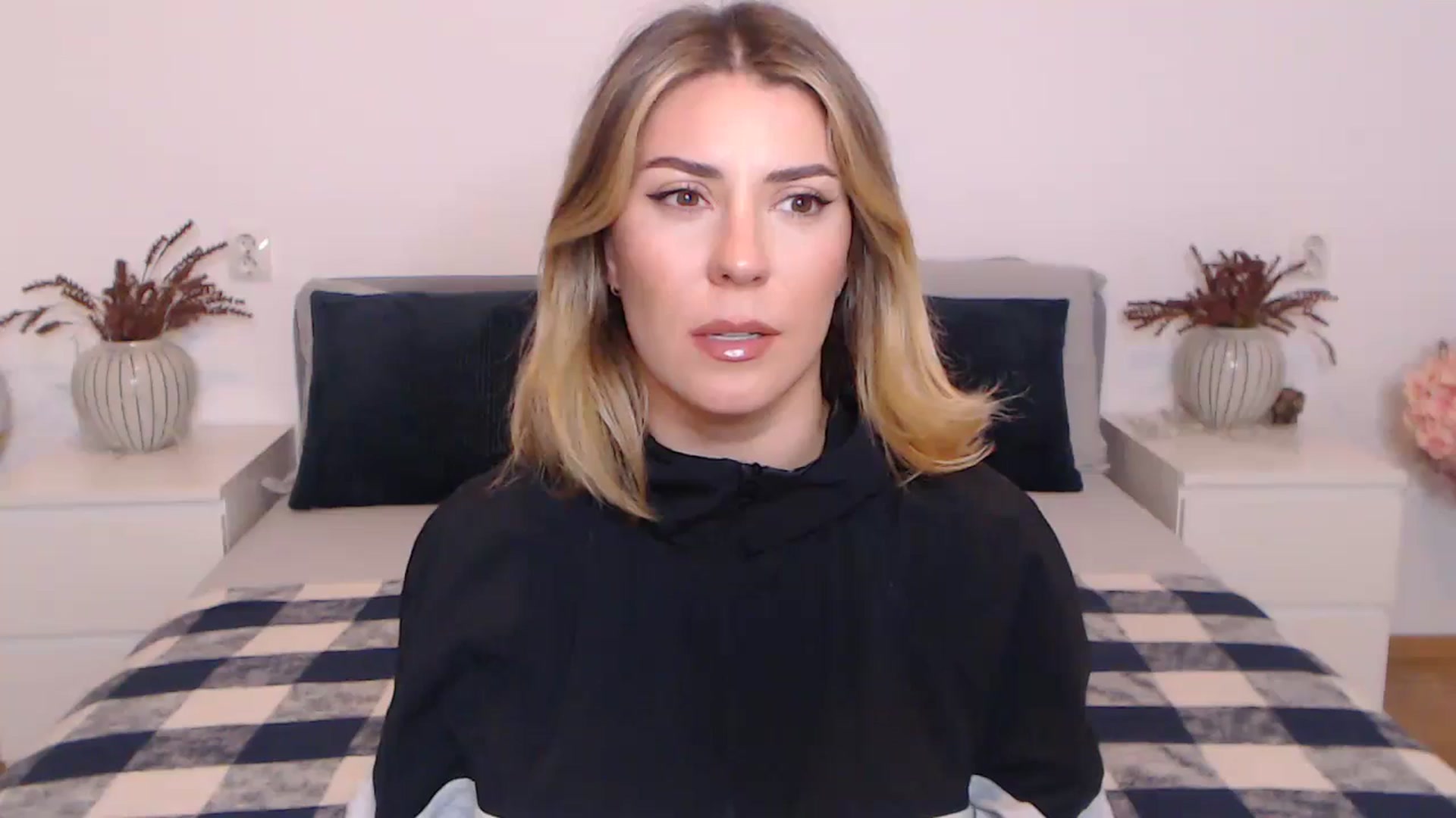 Gallery image thumbnail from BlueStocking's myfreecams stream on, 10/30/2023, 17:52 image 17 of 20