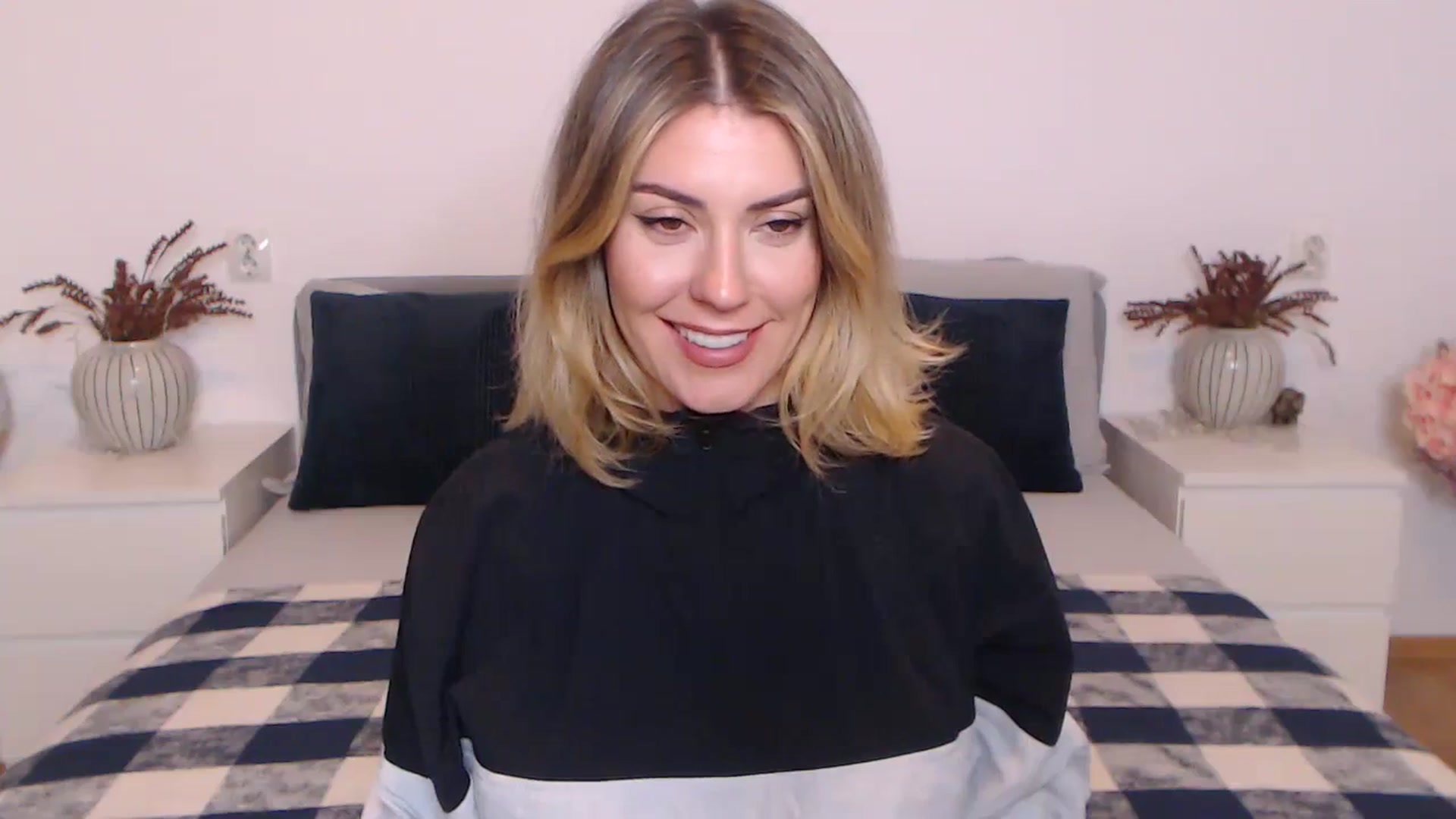 Gallery image thumbnail from BlueStocking's myfreecams stream on, 10/30/2023, 17:52 image 6 of 20