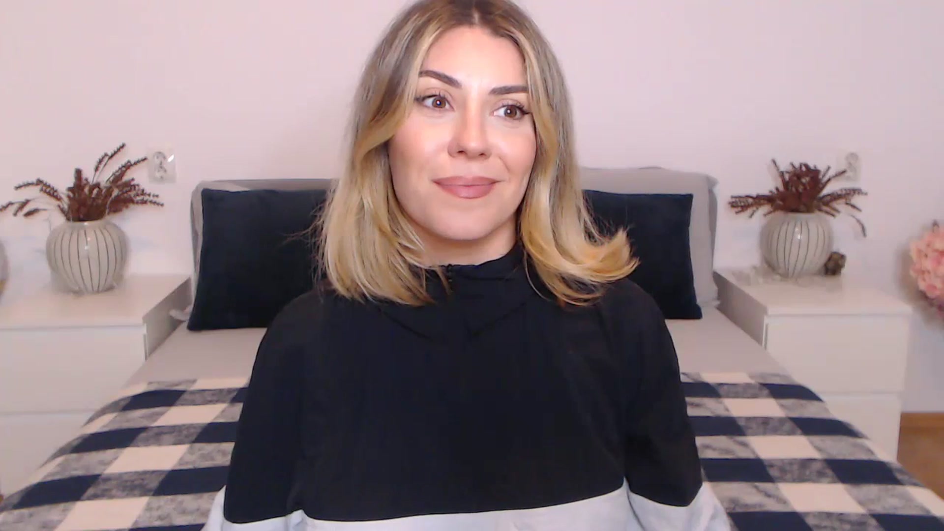Gallery image thumbnail from BlueStocking's myfreecams stream on, 10/30/2023, 17:52 image 10 of 20