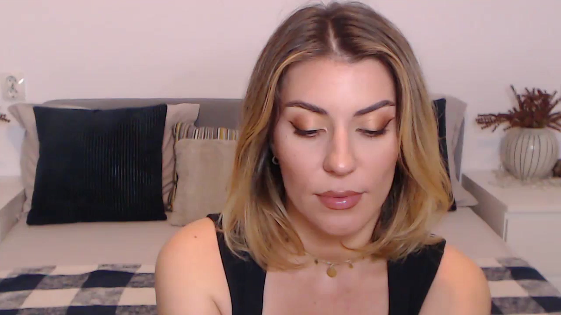 Gallery image thumbnail from BlueStocking's myfreecams stream on, 11/04/2023, 14:30 image 1 of 20