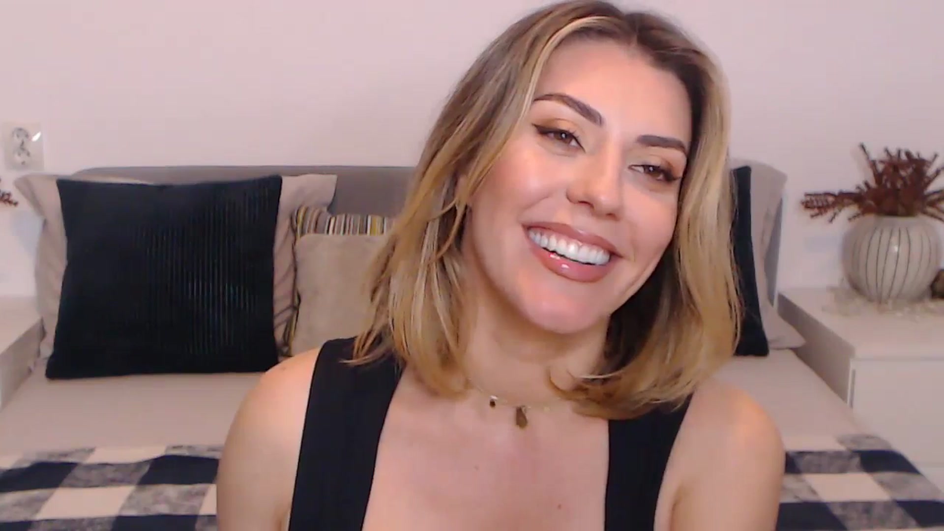Gallery image thumbnail from BlueStocking's myfreecams stream on, 11/04/2023, 14:30 image 5 of 20