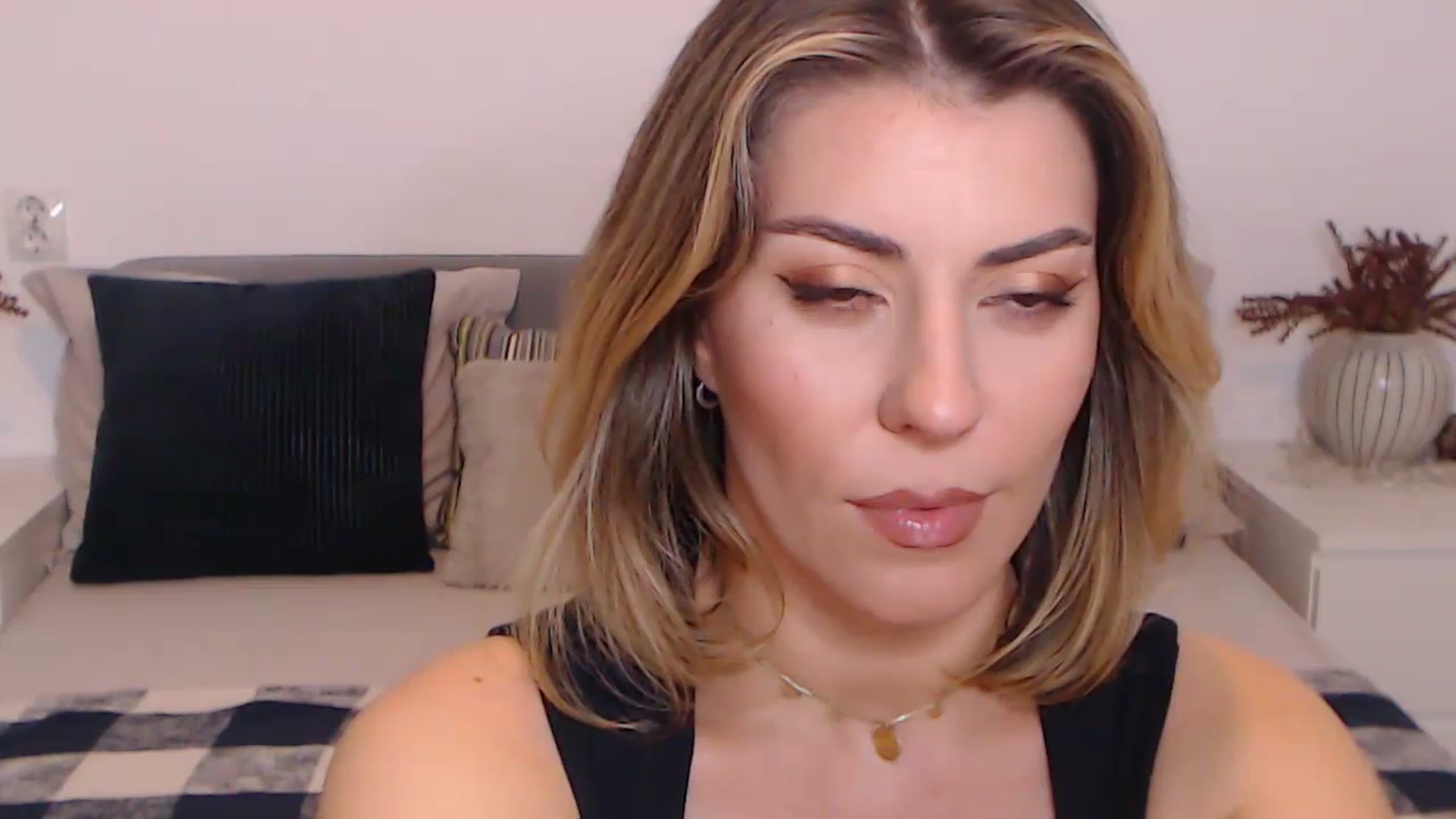 Gallery image thumbnail from BlueStocking's myfreecams stream on, 11/04/2023, 14:30 image 10 of 20
