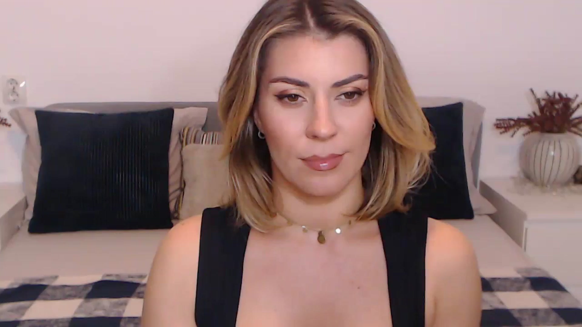 Gallery image thumbnail from BlueStocking's myfreecams stream on, 11/04/2023, 14:30 image 6 of 20