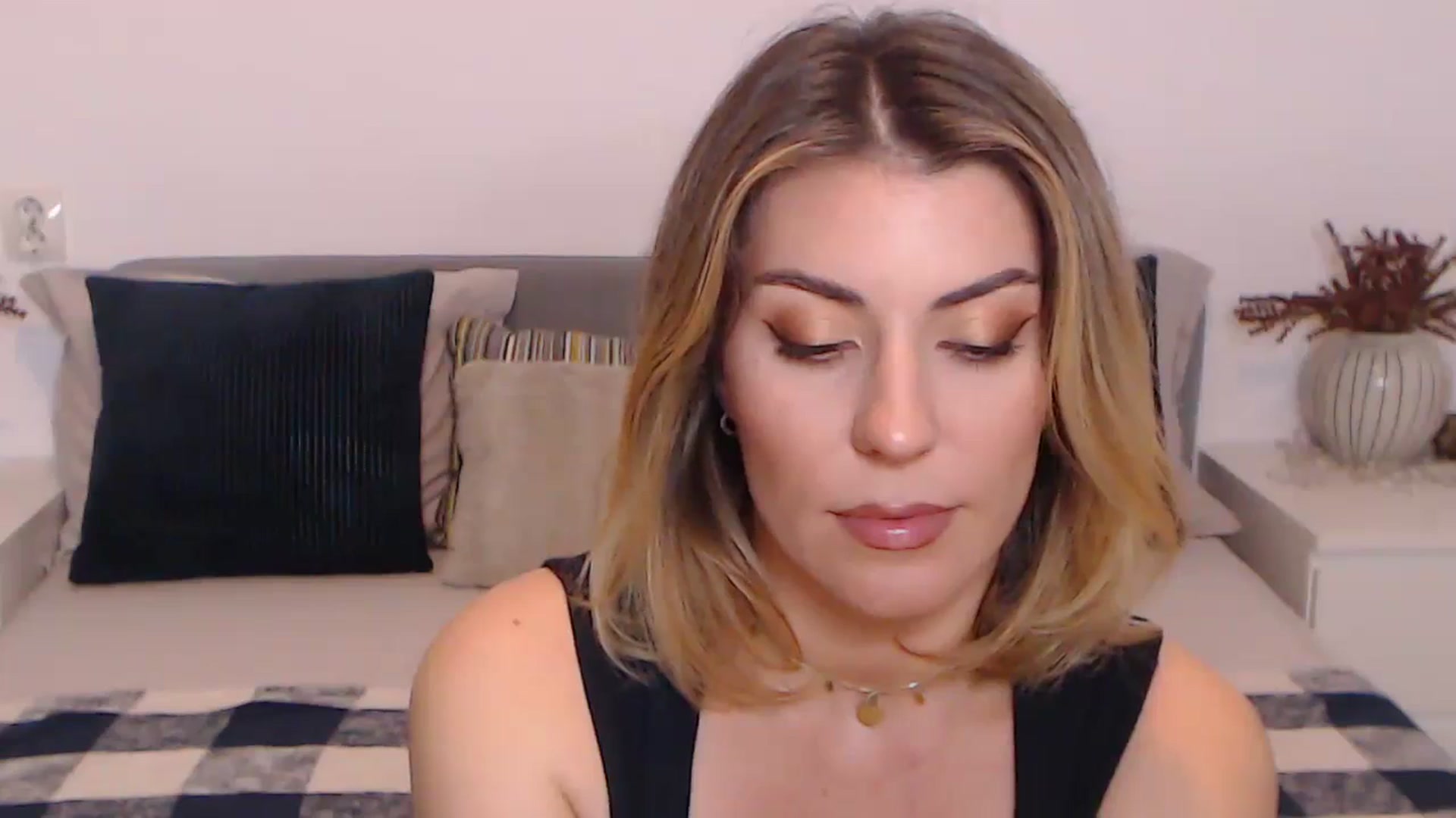 Gallery image thumbnail from BlueStocking's myfreecams stream on, 11/04/2023, 14:30 image 2 of 20
