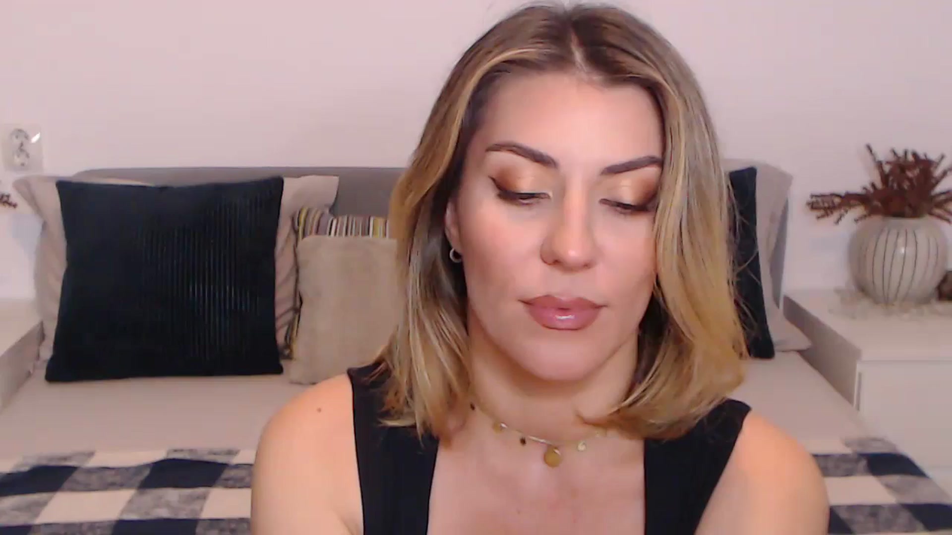 Gallery image thumbnail from BlueStocking's myfreecams stream on, 11/04/2023, 14:30 image 4 of 20