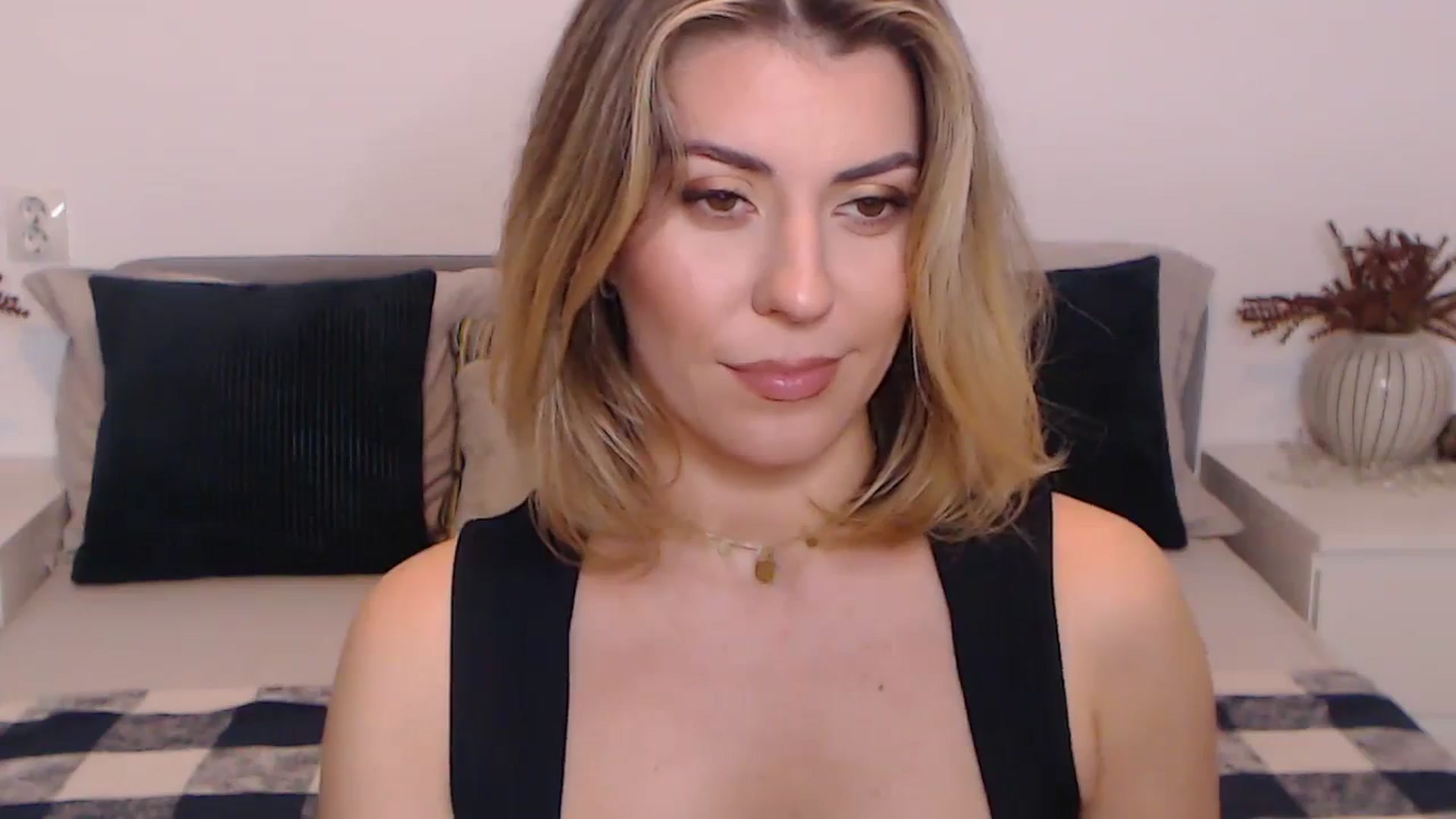 Gallery image thumbnail from BlueStocking's myfreecams stream on, 11/04/2023, 14:30 image 13 of 20