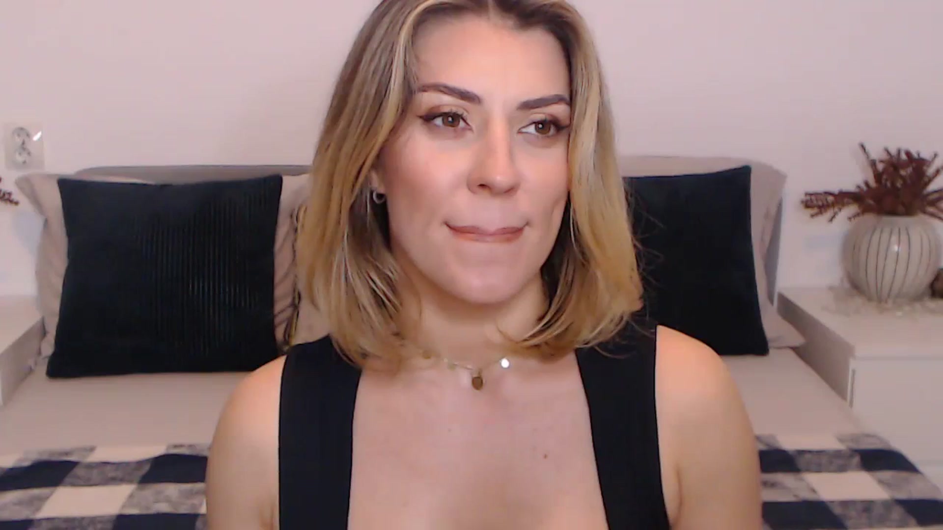 Gallery image thumbnail from BlueStocking's myfreecams stream on, 11/04/2023, 14:30 image 17 of 20