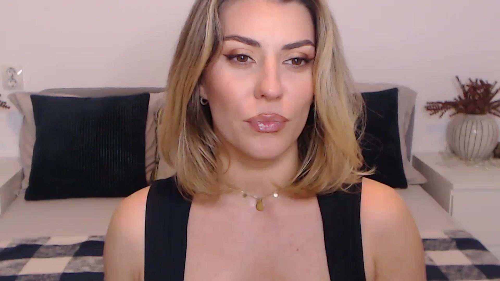 Gallery image thumbnail from BlueStocking's myfreecams stream on, 11/04/2023, 14:30 image 12 of 20