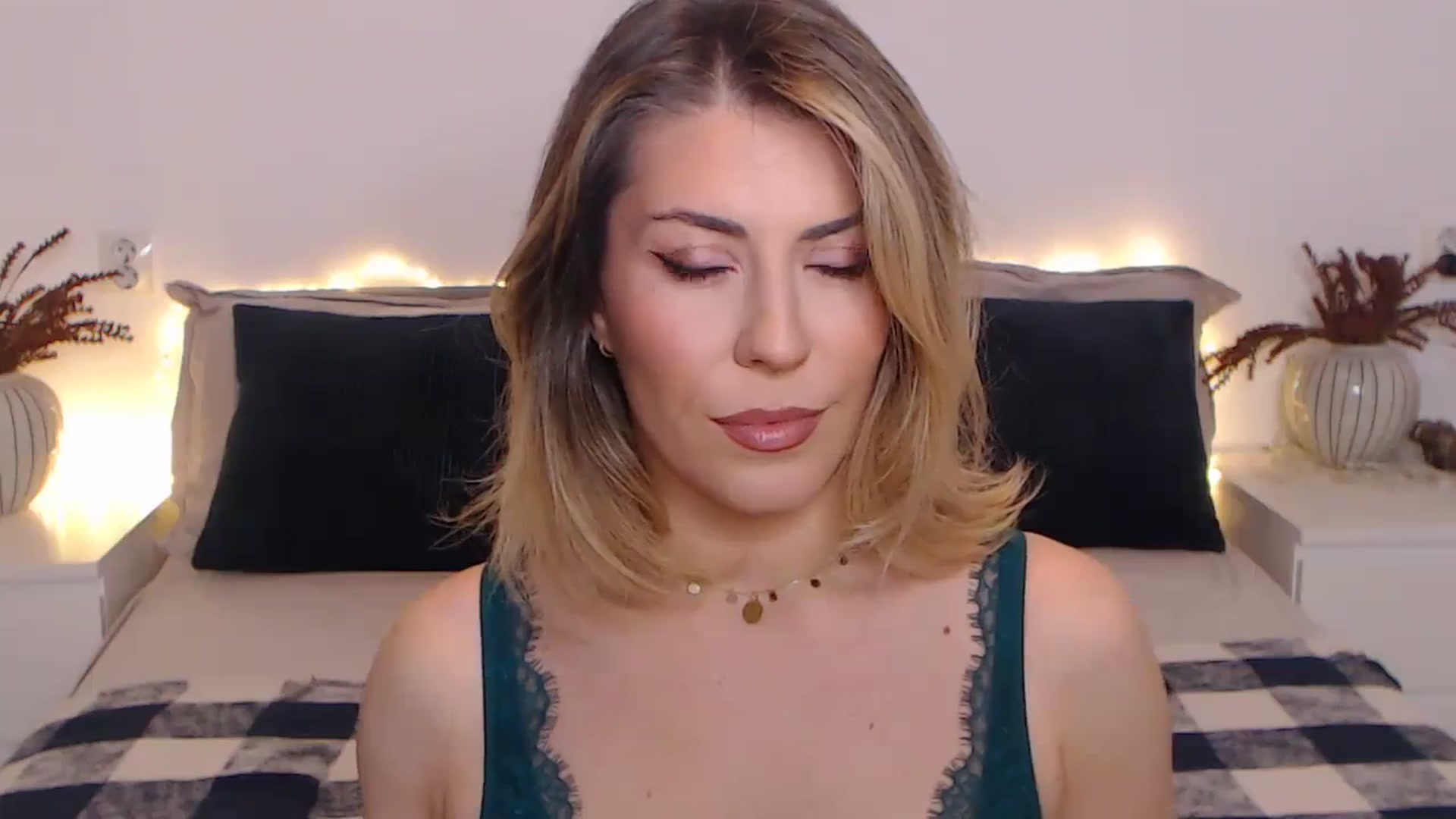 Gallery image thumbnail from BlueStocking's myfreecams stream on, 11/07/2023, 18:27 image 17 of 20