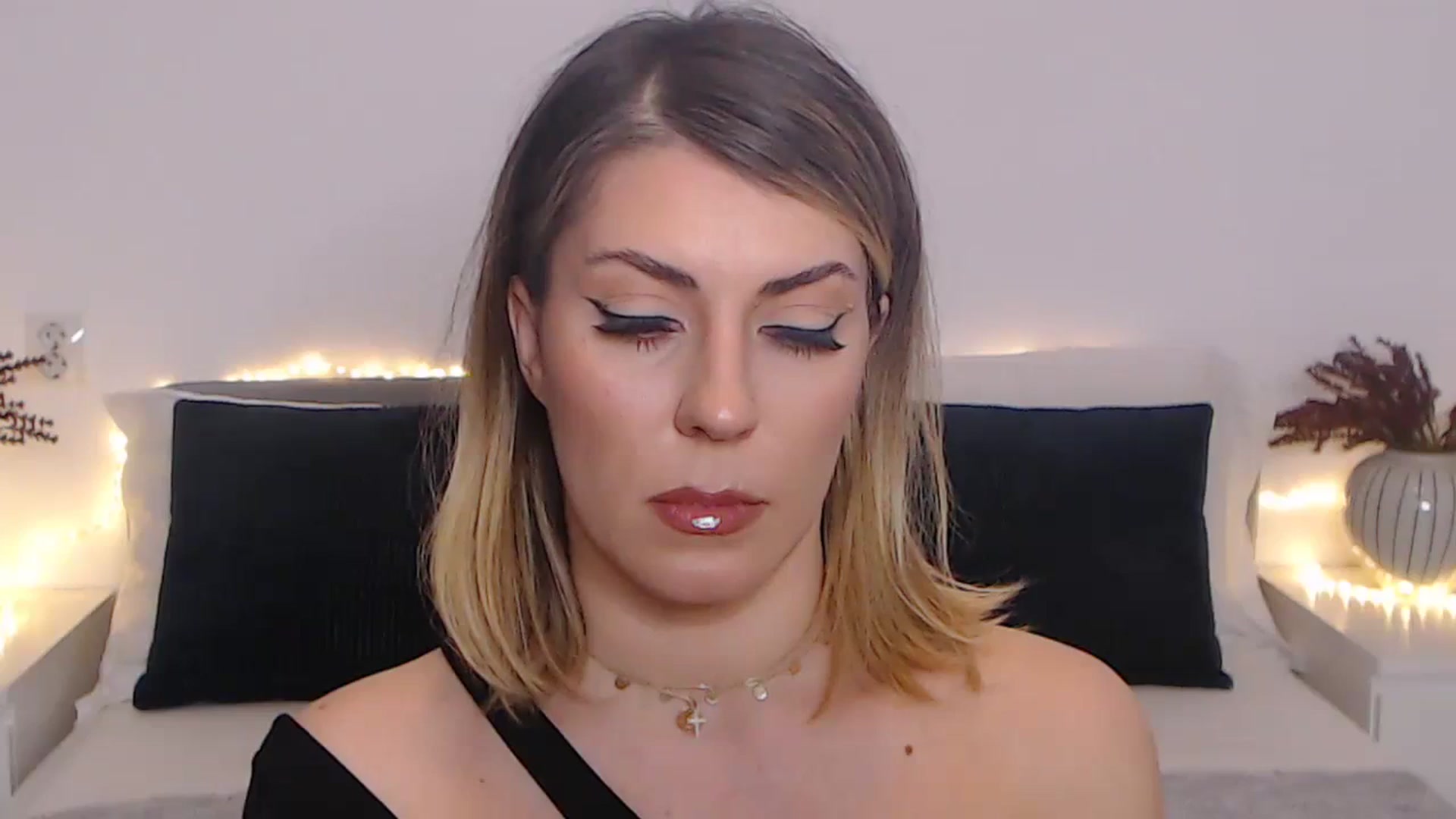 Gallery image thumbnail from BlueStocking's myfreecams stream on, 11/21/2023, 14:45 image 6 of 20
