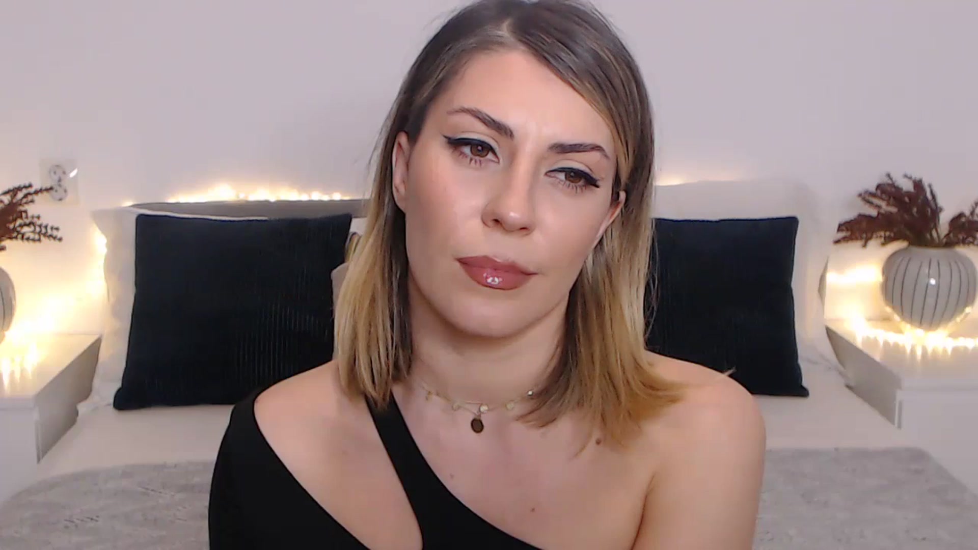 Gallery image thumbnail from BlueStocking's myfreecams stream on, 11/21/2023, 14:45 image 19 of 20