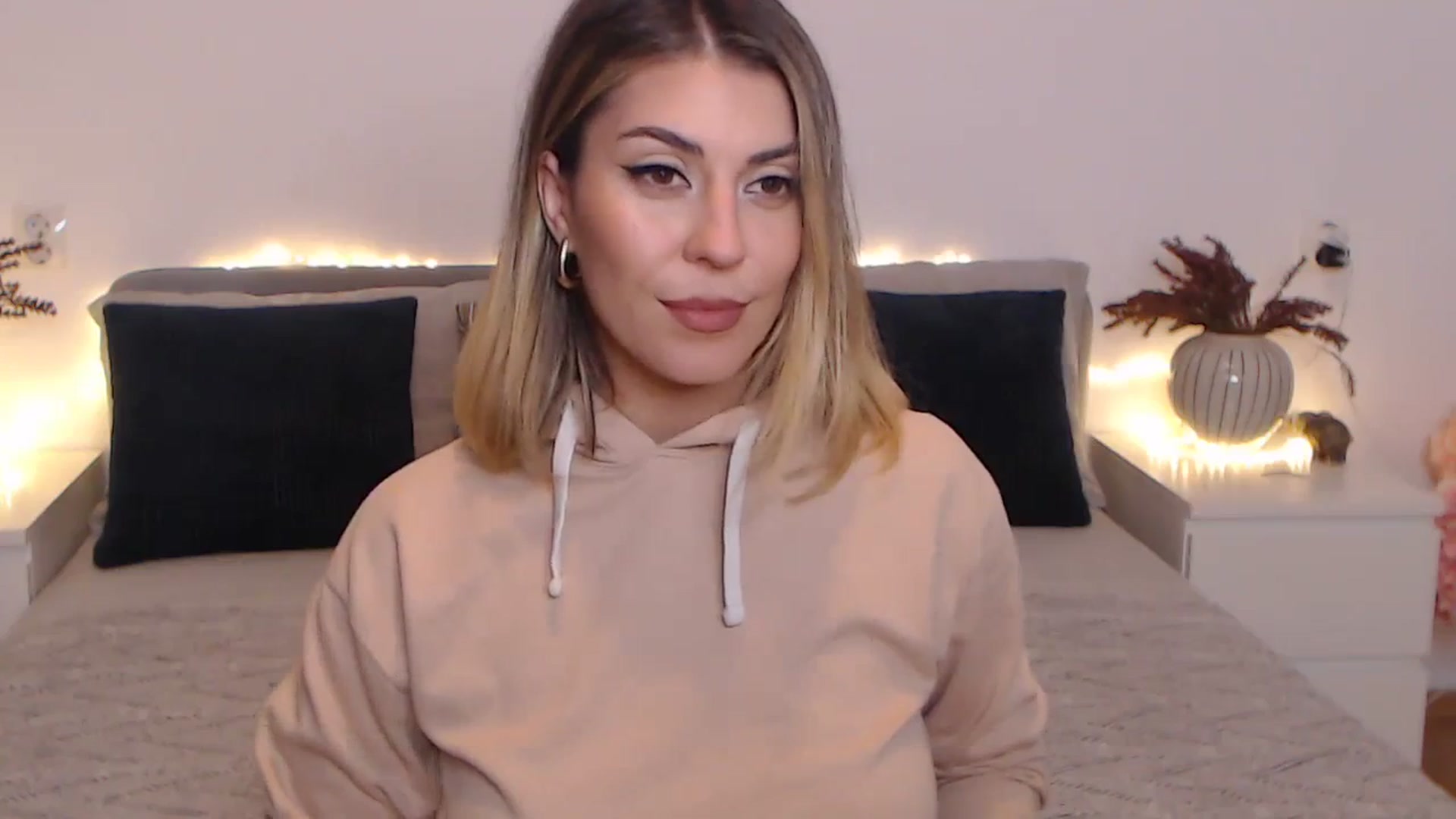 Gallery image thumbnail from BlueStocking's myfreecams stream on, 11/23/2023, 17:24 image 8 of 20