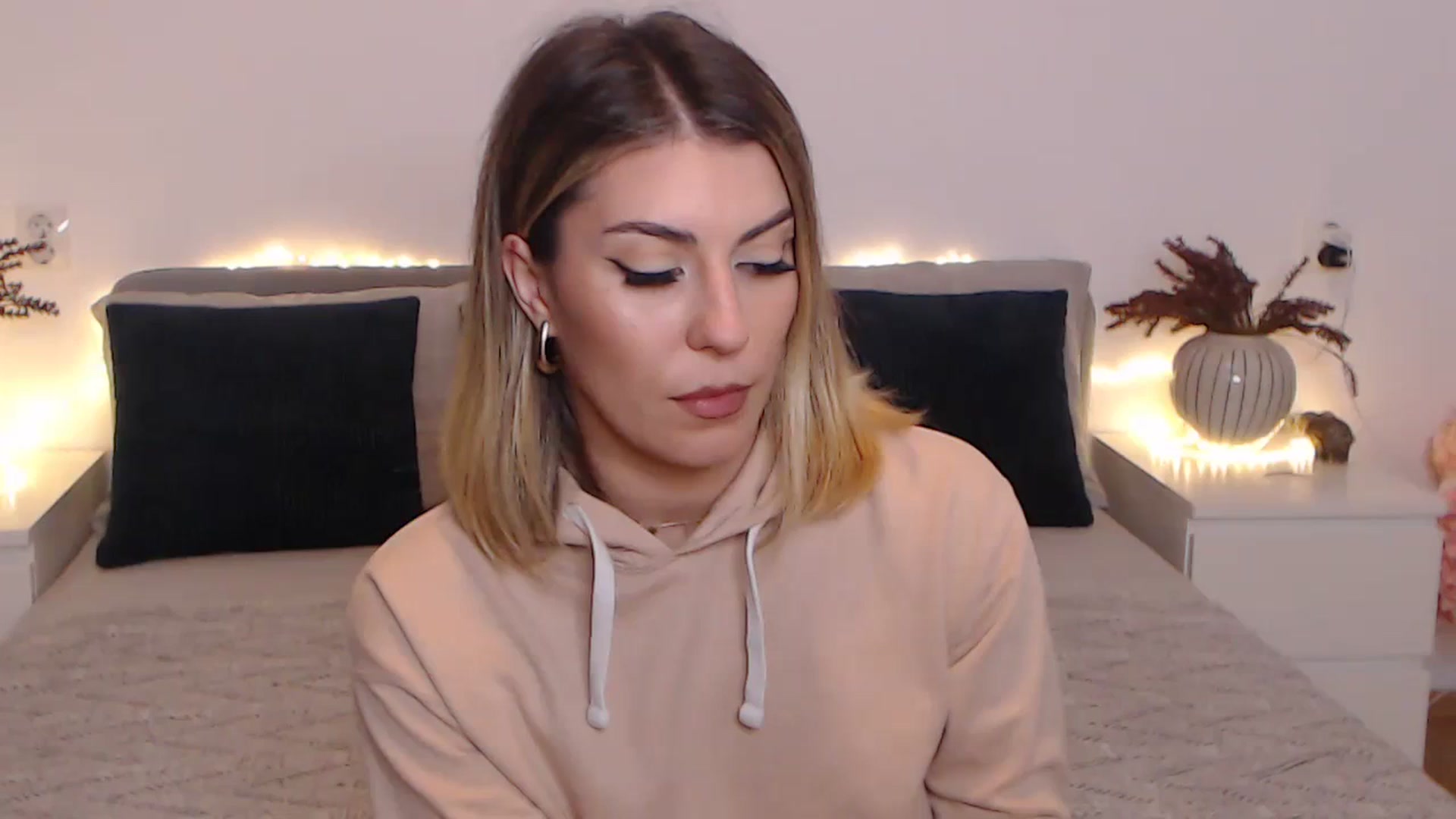Gallery image thumbnail from BlueStocking's myfreecams stream on, 11/23/2023, 17:24 image 1 of 20