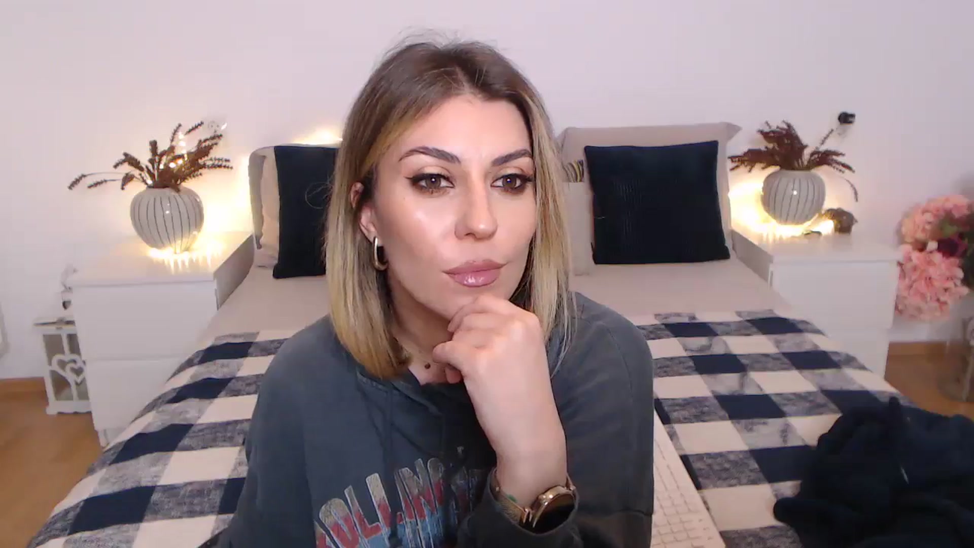 Gallery image thumbnail from BlueStocking's myfreecams stream on, 11/28/2023, 19:01 image 18 of 20