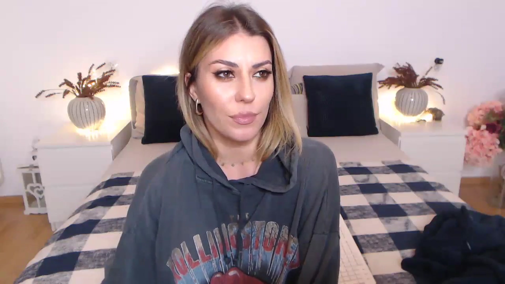 Gallery image thumbnail from BlueStocking's myfreecams stream on, 11/28/2023, 19:01 image 17 of 20
