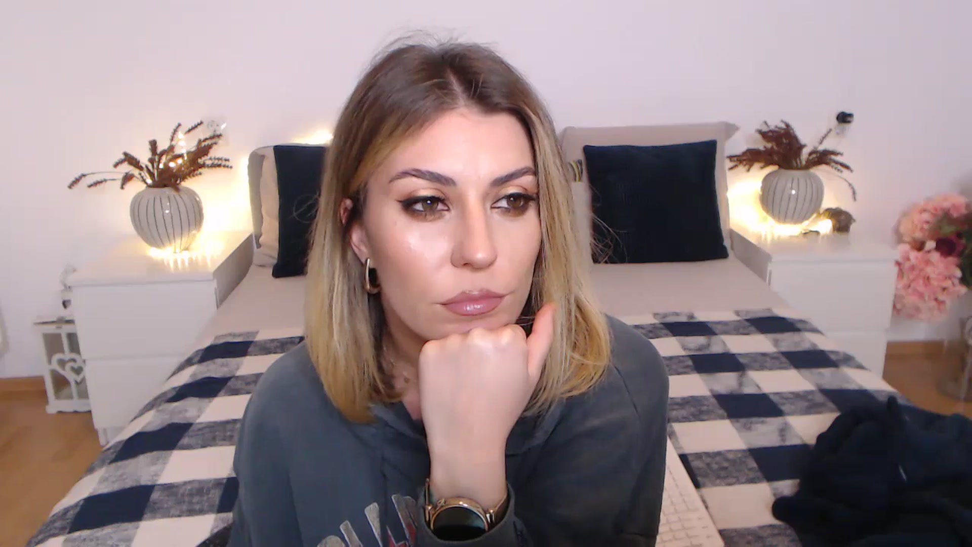 Gallery image thumbnail from BlueStocking's myfreecams stream on, 11/28/2023, 19:01 image 19 of 20