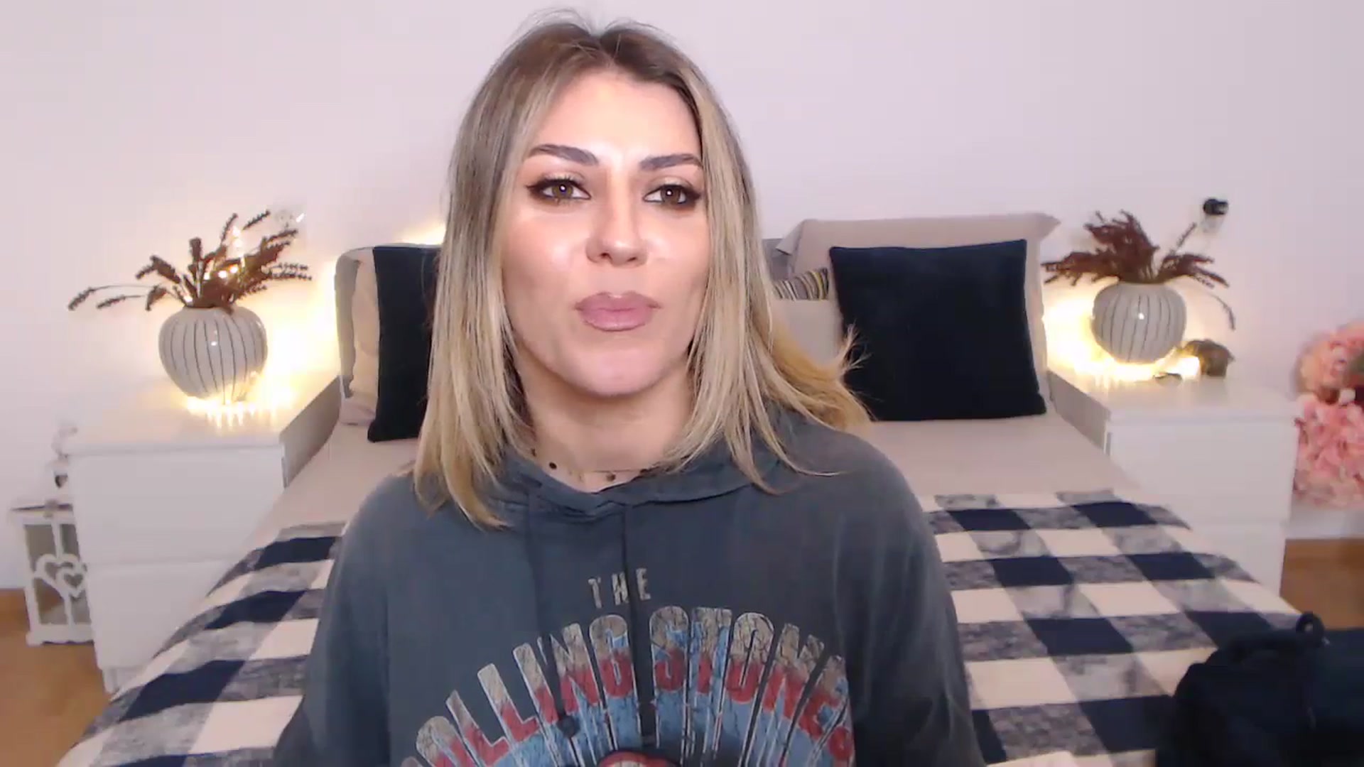 Gallery image thumbnail from BlueStocking's myfreecams stream on, 11/28/2023, 19:01 image 6 of 20